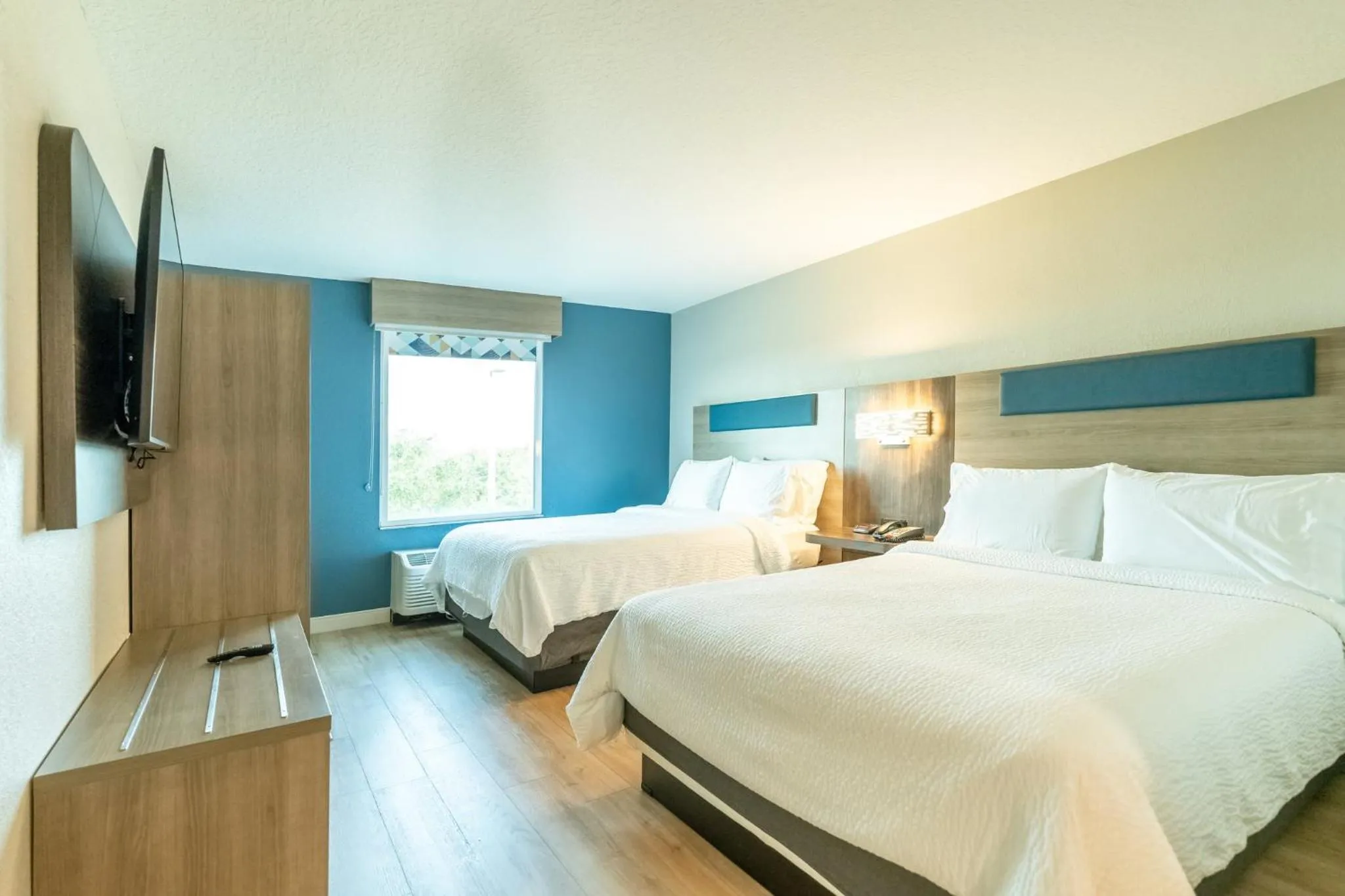 Photo of the whole room, Bed in Holiday Inn Express Hotel & Suites Cocoa Beach by IHG