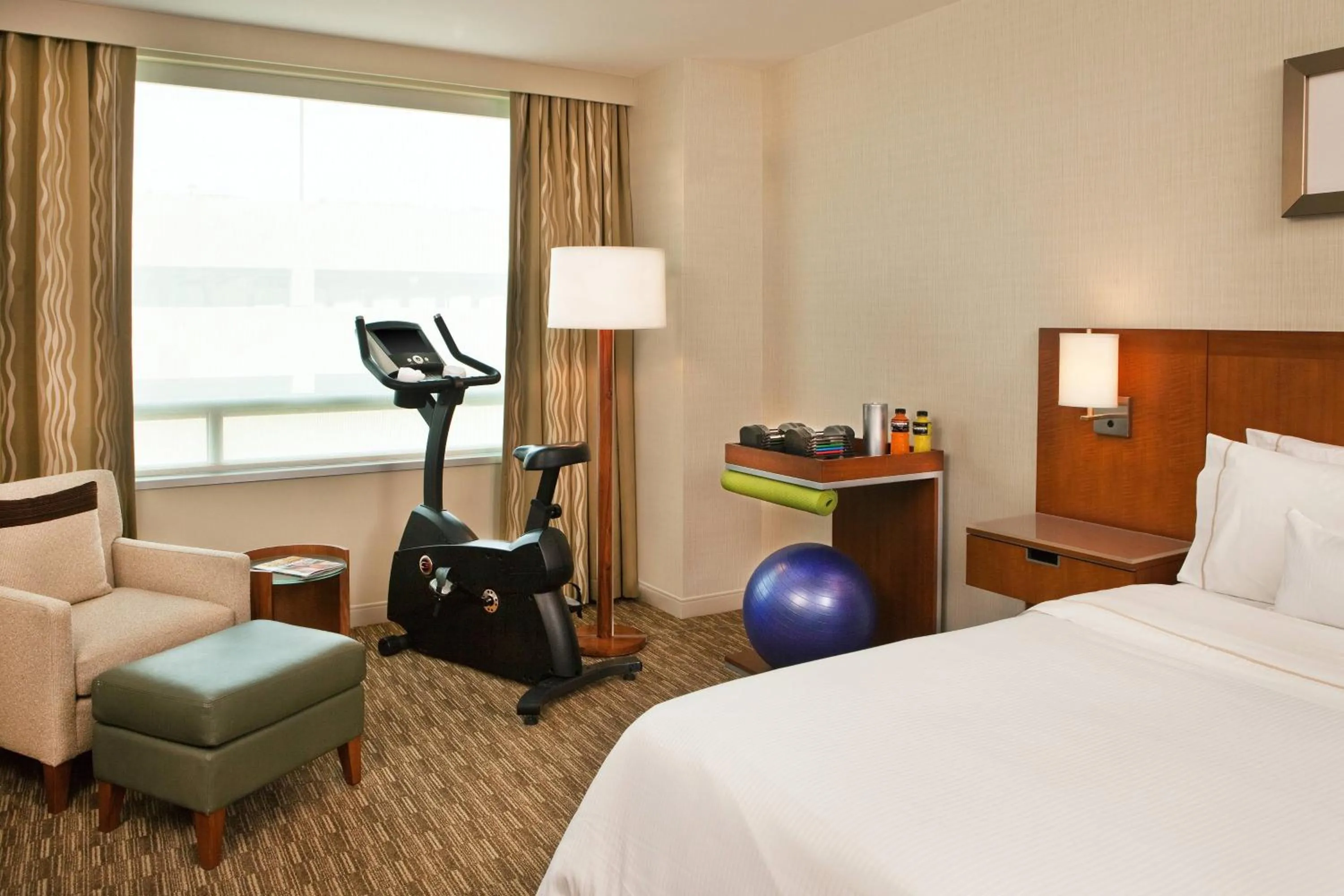Photo of the whole room, Bed in The Westin Washington Dulles Airport