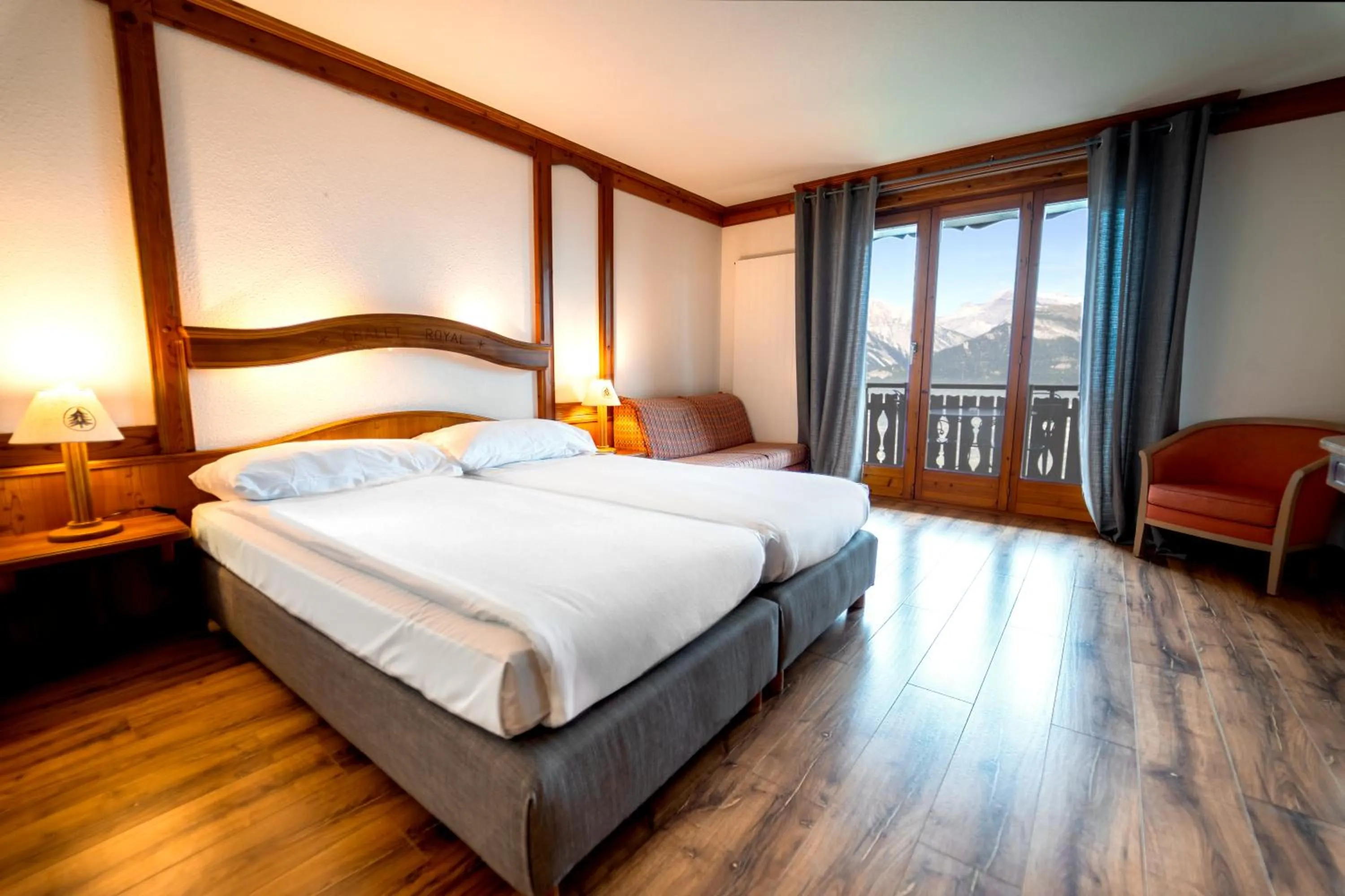Photo of the whole room, Bed in Hôtel Chalet Royal