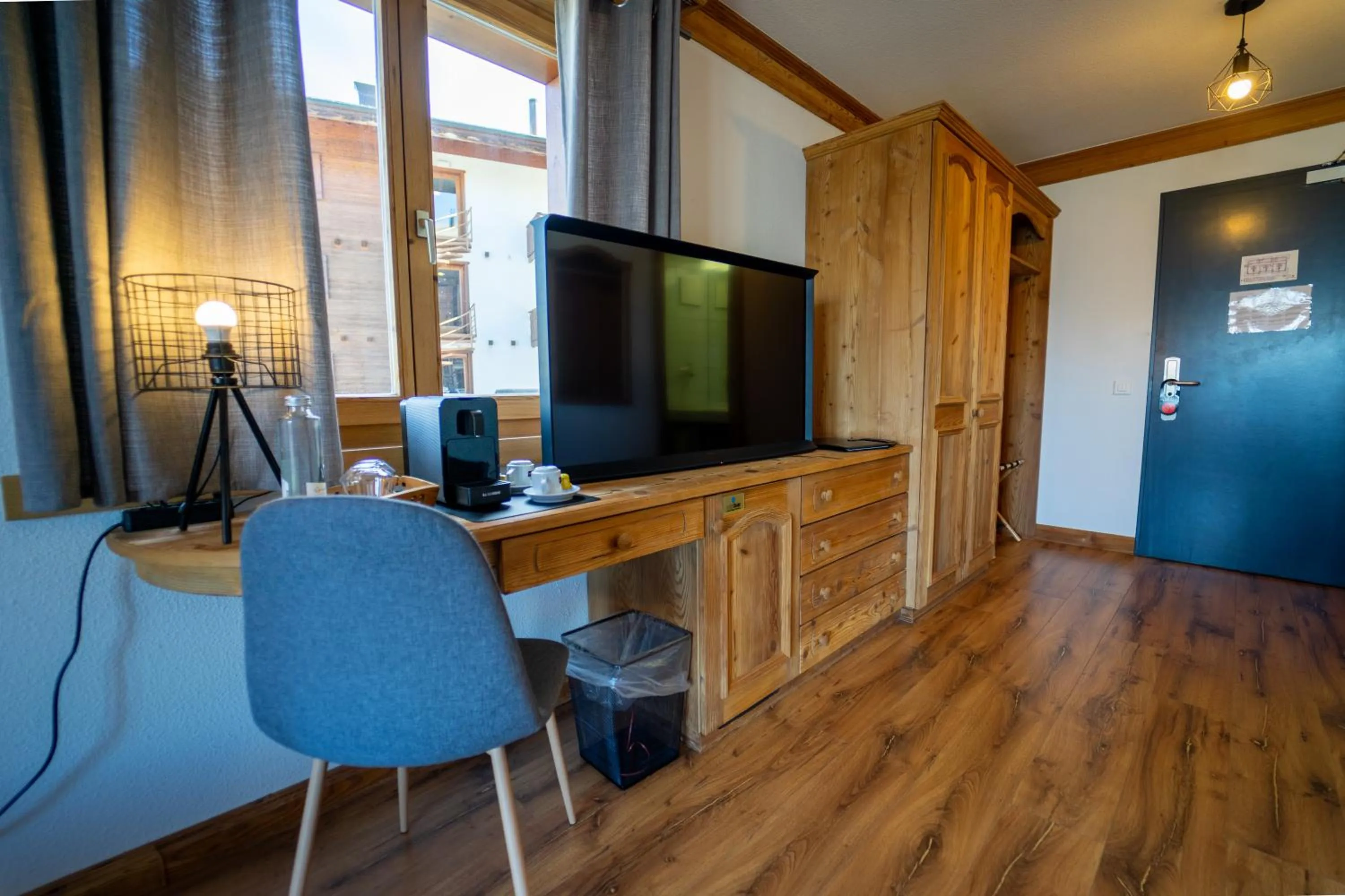 TV and multimedia in Hôtel Chalet Royal