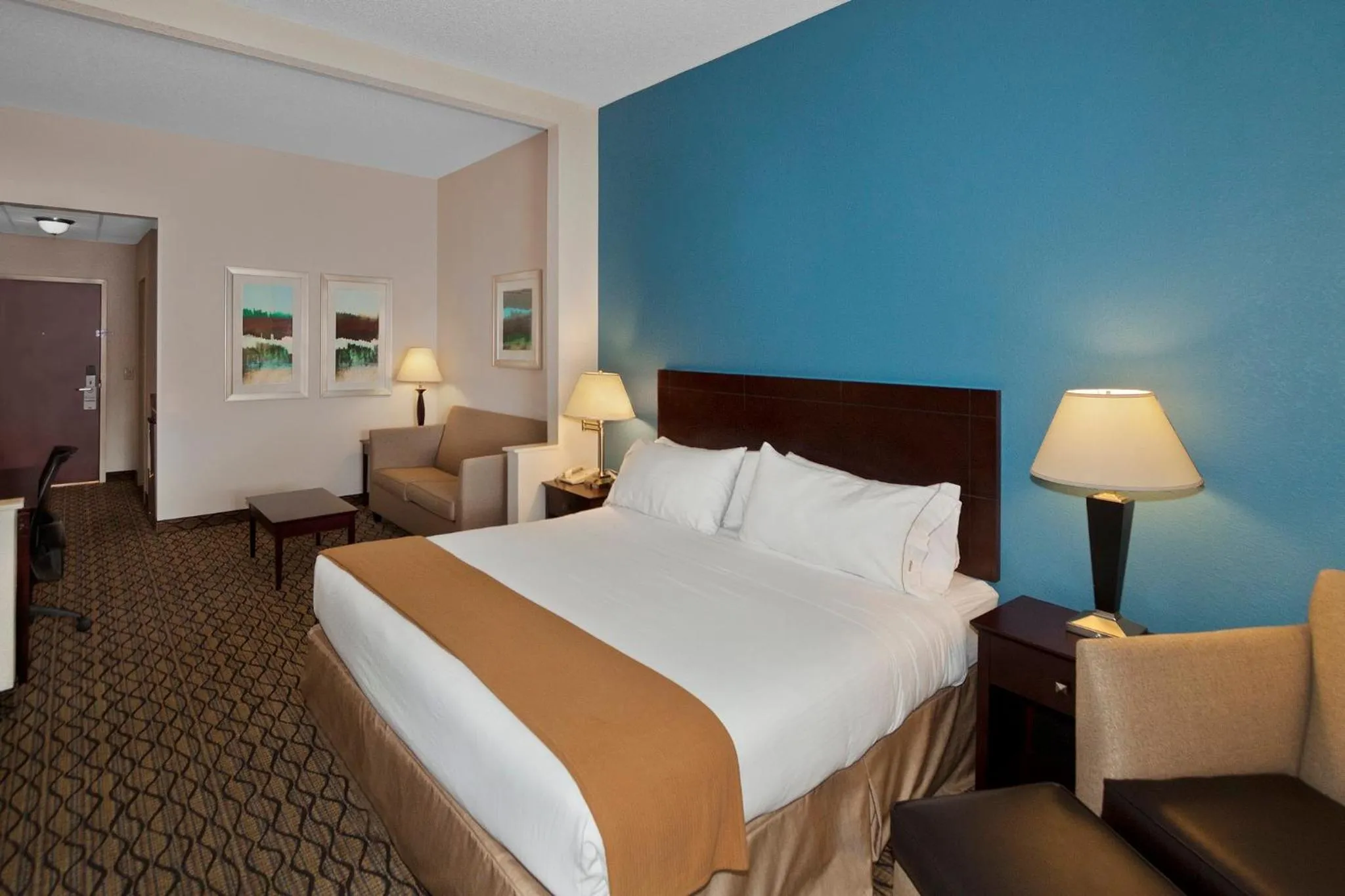 Photo of the whole room, Bed in Holiday Inn Express Hotel & Suites - Concord by IHG