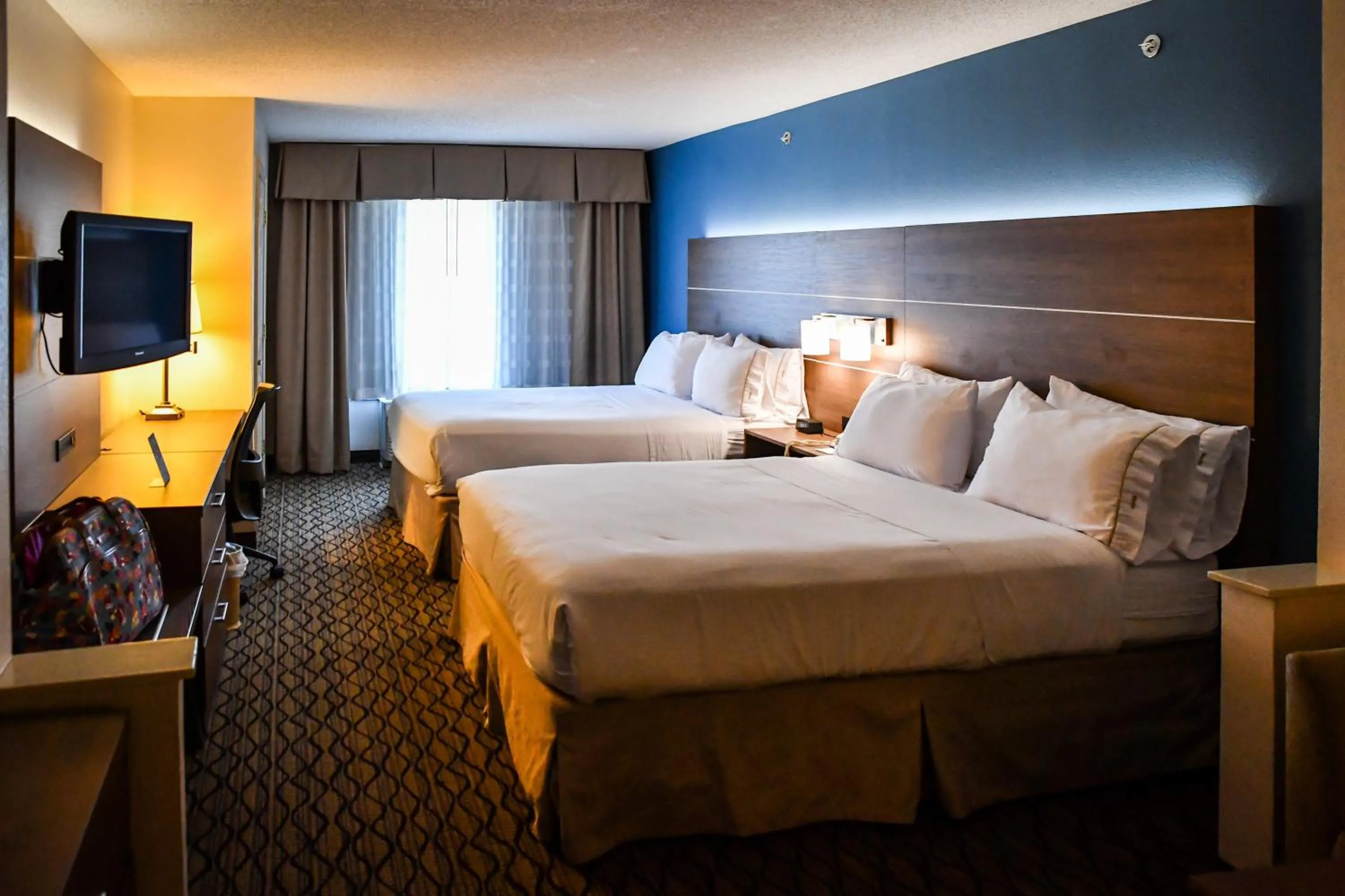 Photo of the whole room, Bed in Holiday Inn Express Hotel & Suites - Concord by IHG