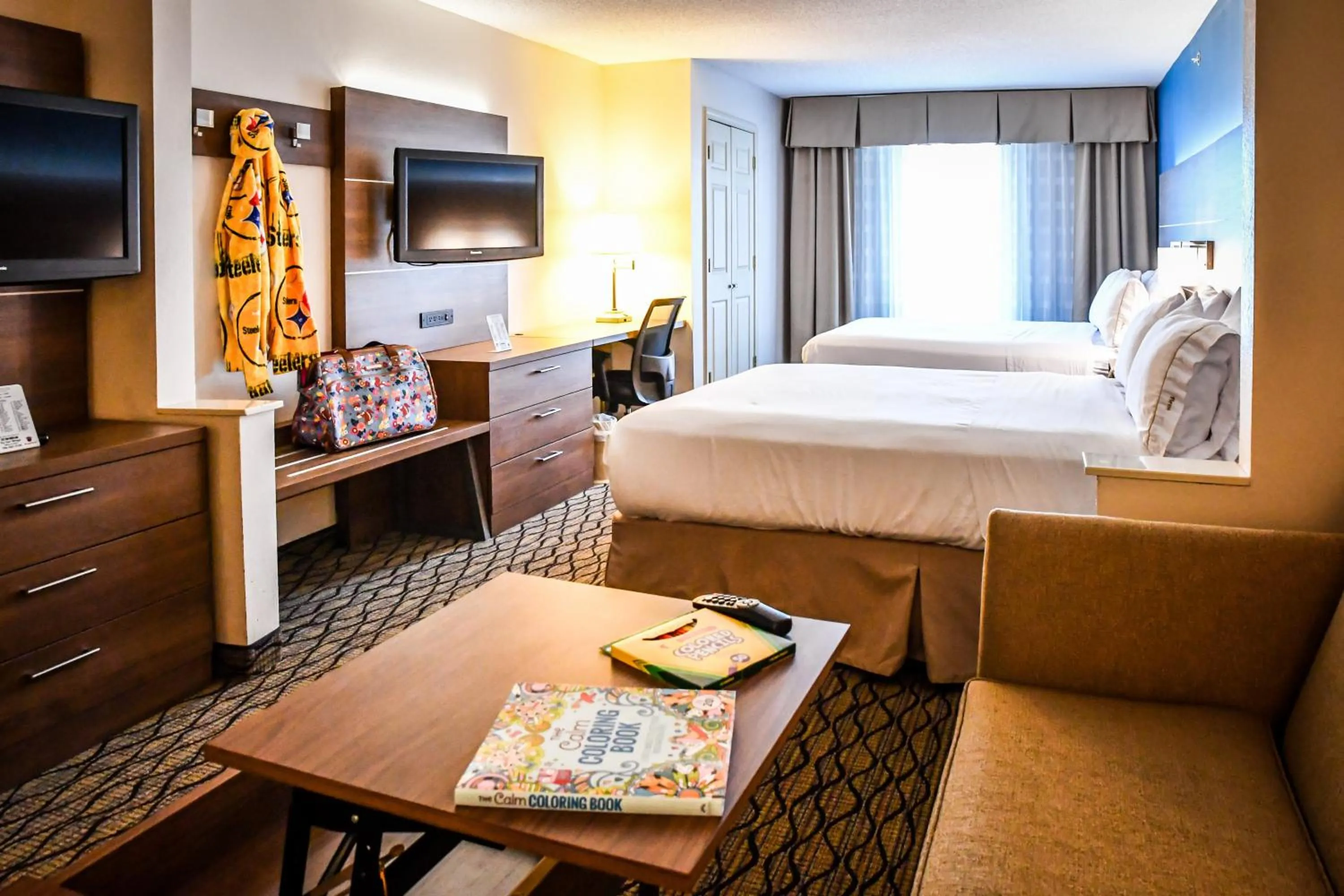 Photo of the whole room, Bed in Holiday Inn Express Hotel & Suites - Concord by IHG