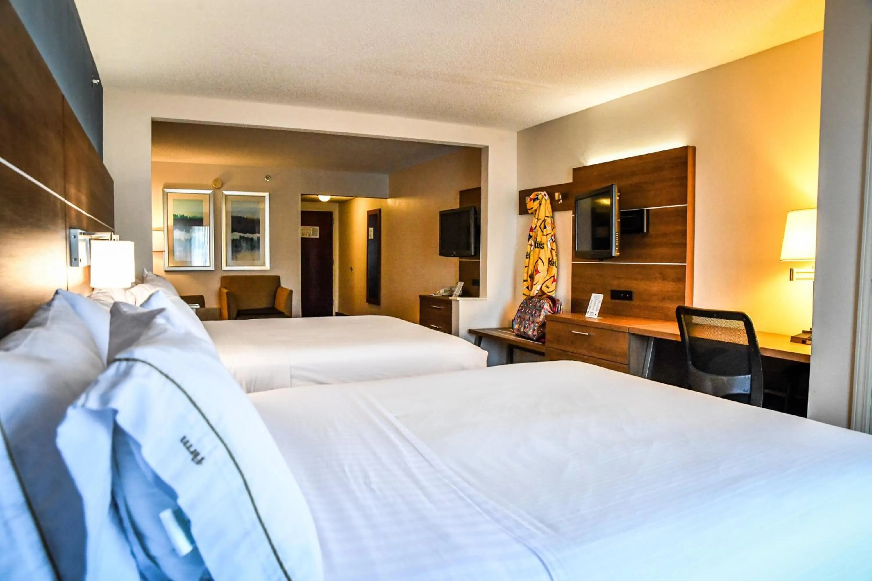 Photo of the whole room, Bed in Holiday Inn Express Hotel & Suites - Concord by IHG