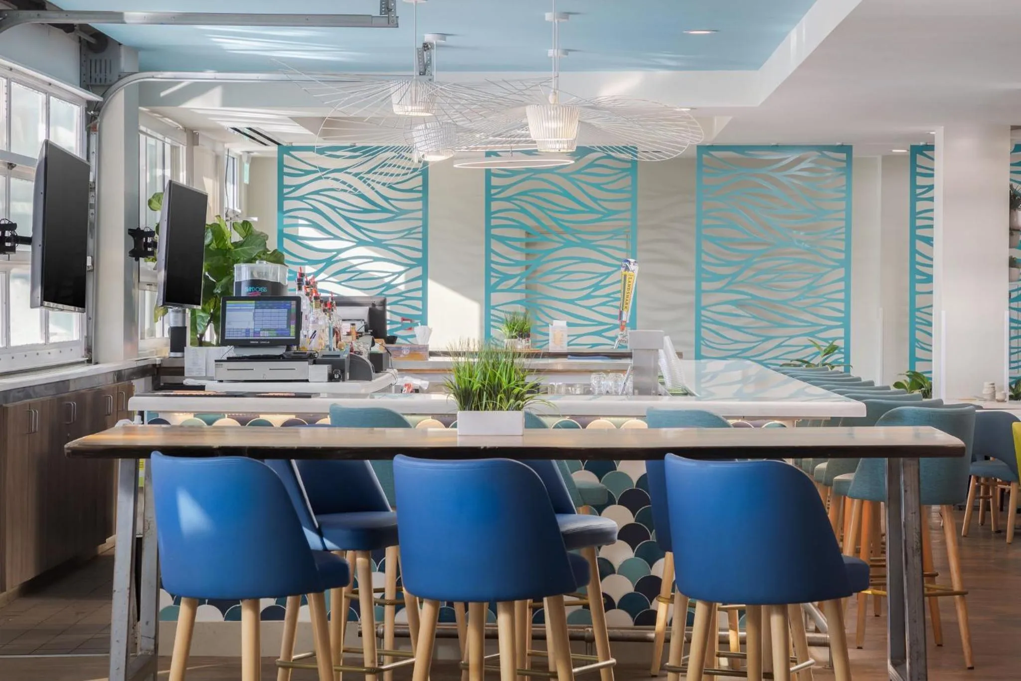 Communal lounge/ TV room in Holiday Inn Resort Oceanfront at Surfside Beach by IHG