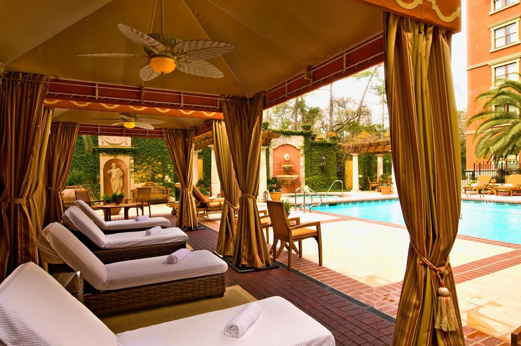 Pool view in Hotel Granduca Houston