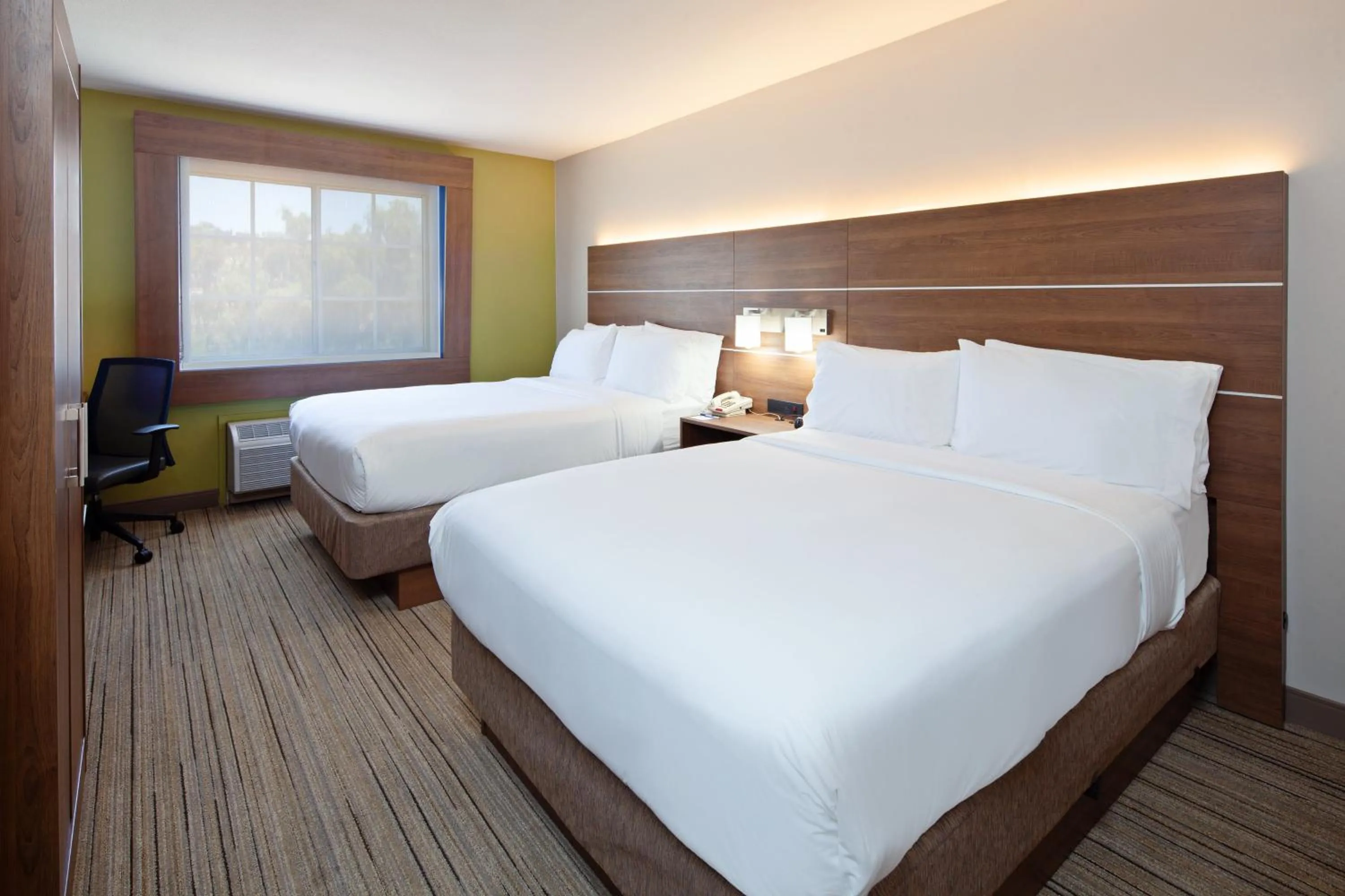 Photo of the whole room, Bed in Holiday Inn Express Hotel & Suites San Diego-Escondido by IHG