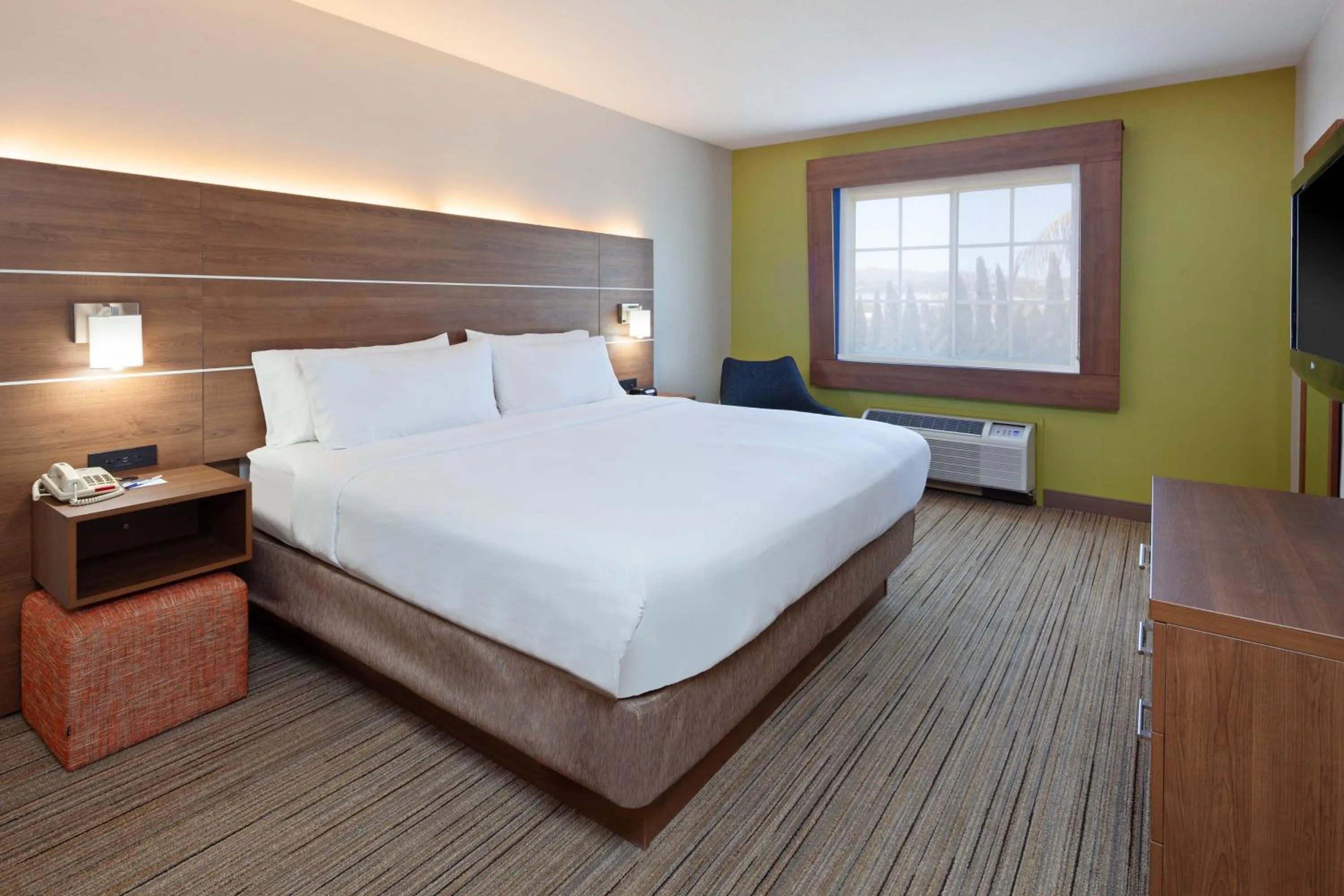 Photo of the whole room, Bed in Holiday Inn Express Hotel & Suites San Diego-Escondido by IHG