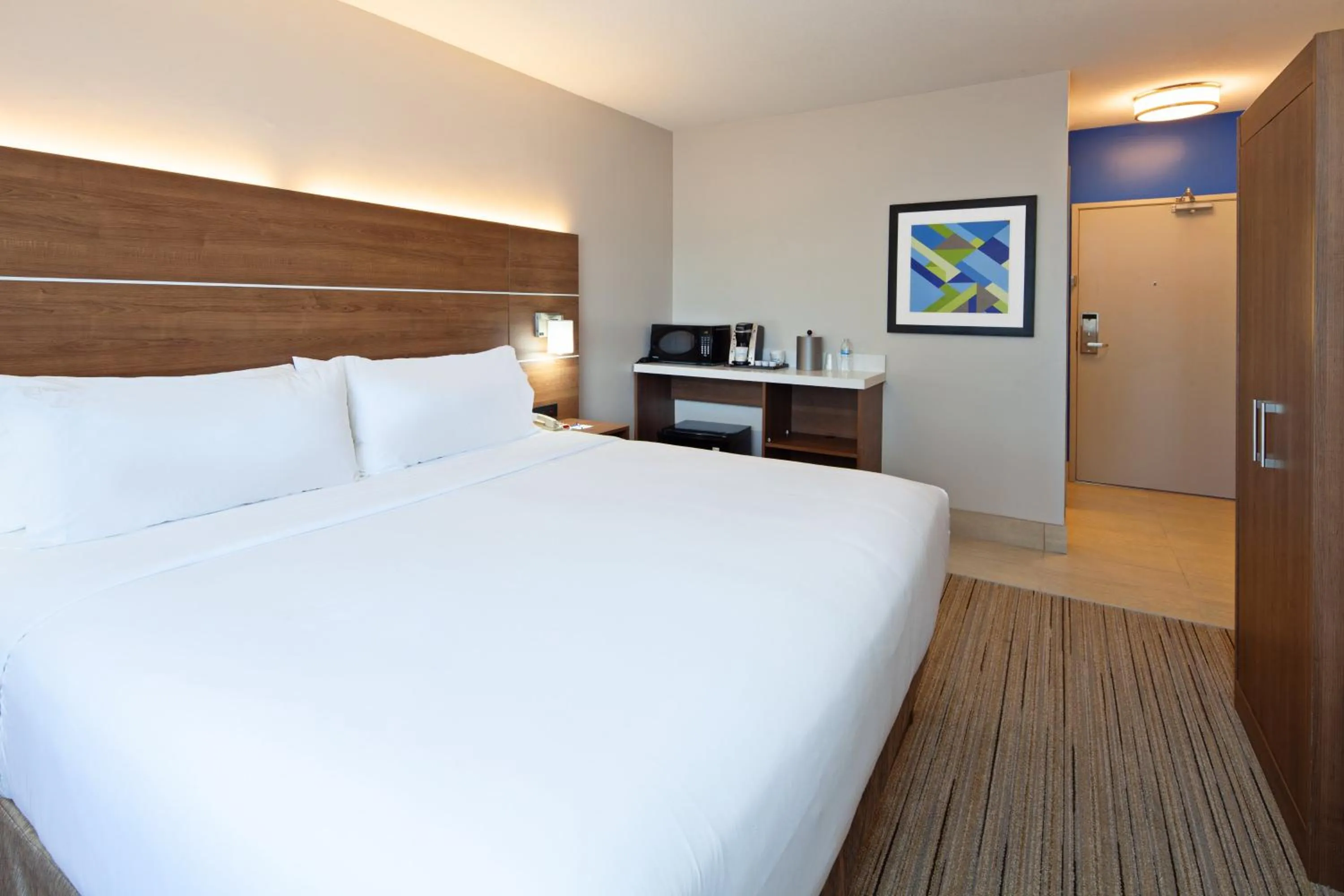 Photo of the whole room, Bed in Holiday Inn Express Hotel & Suites San Diego-Escondido by IHG