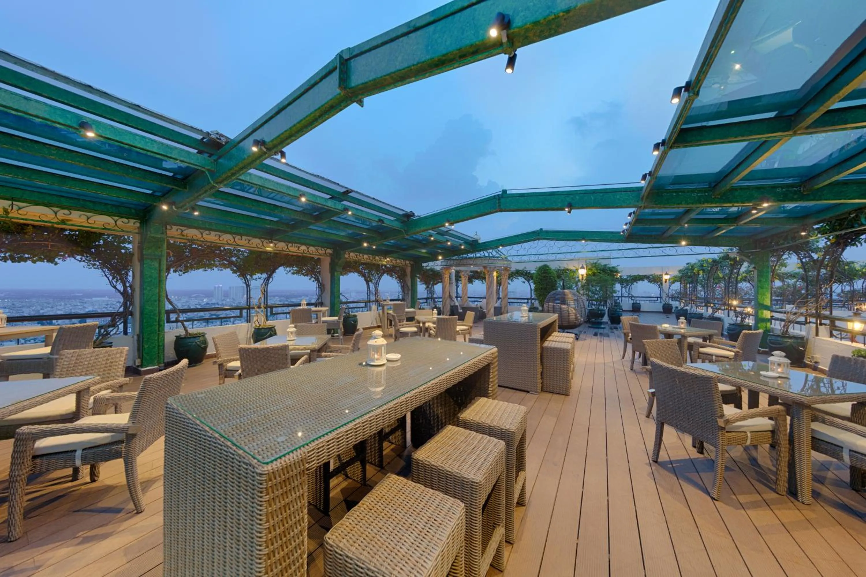 Lounge or bar in Windsor Plaza Hotel