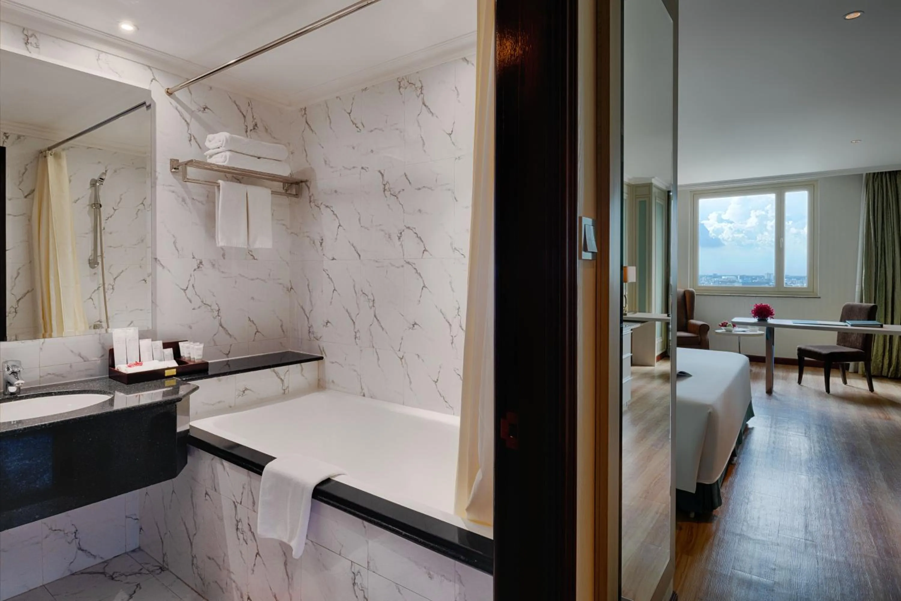 Bathroom, Bed in Windsor Plaza Hotel