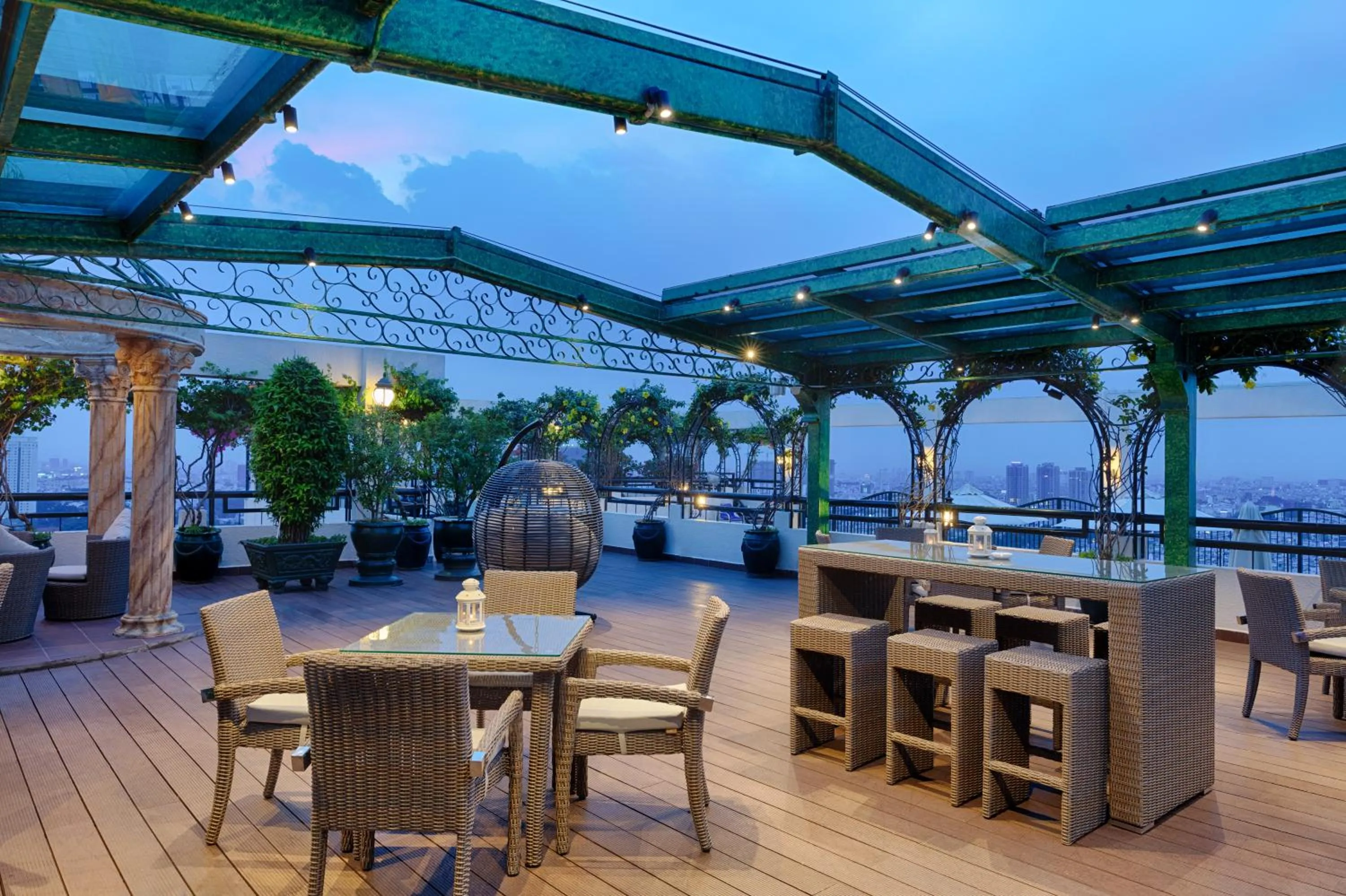 Restaurant/places to eat in Windsor Plaza Hotel