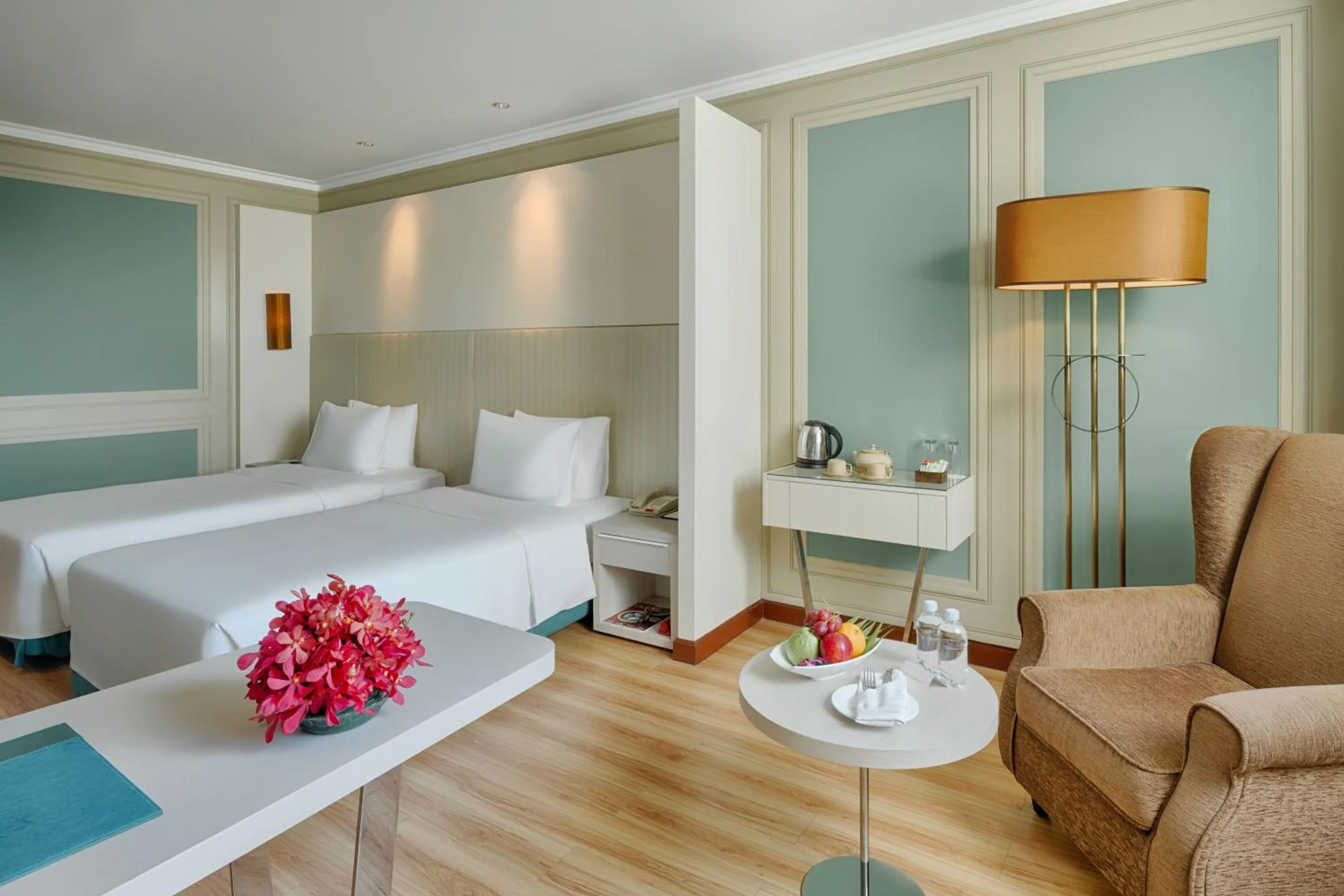 Photo of the whole room, Bed in Windsor Plaza Hotel