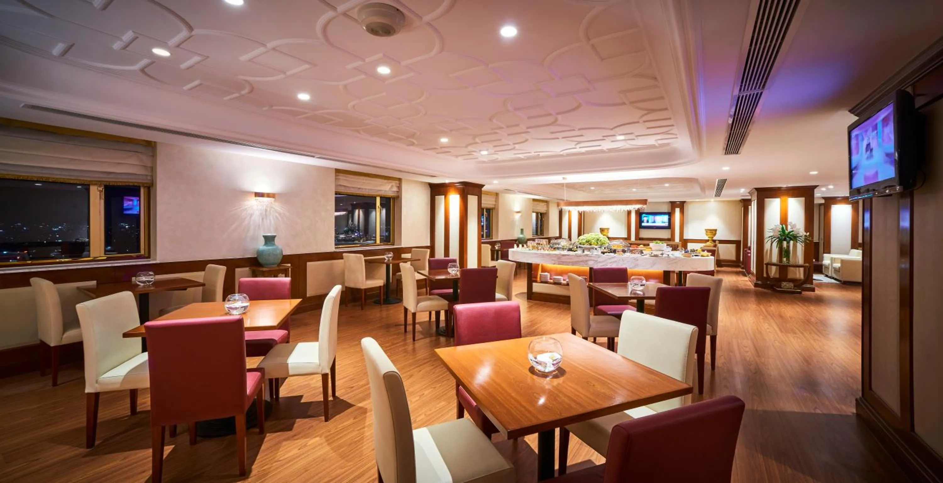 Lounge or bar in Windsor Plaza Hotel