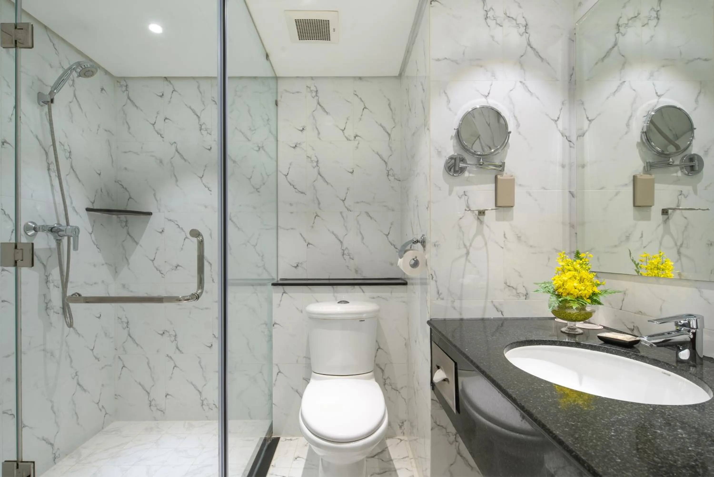 Shower in Windsor Plaza Hotel