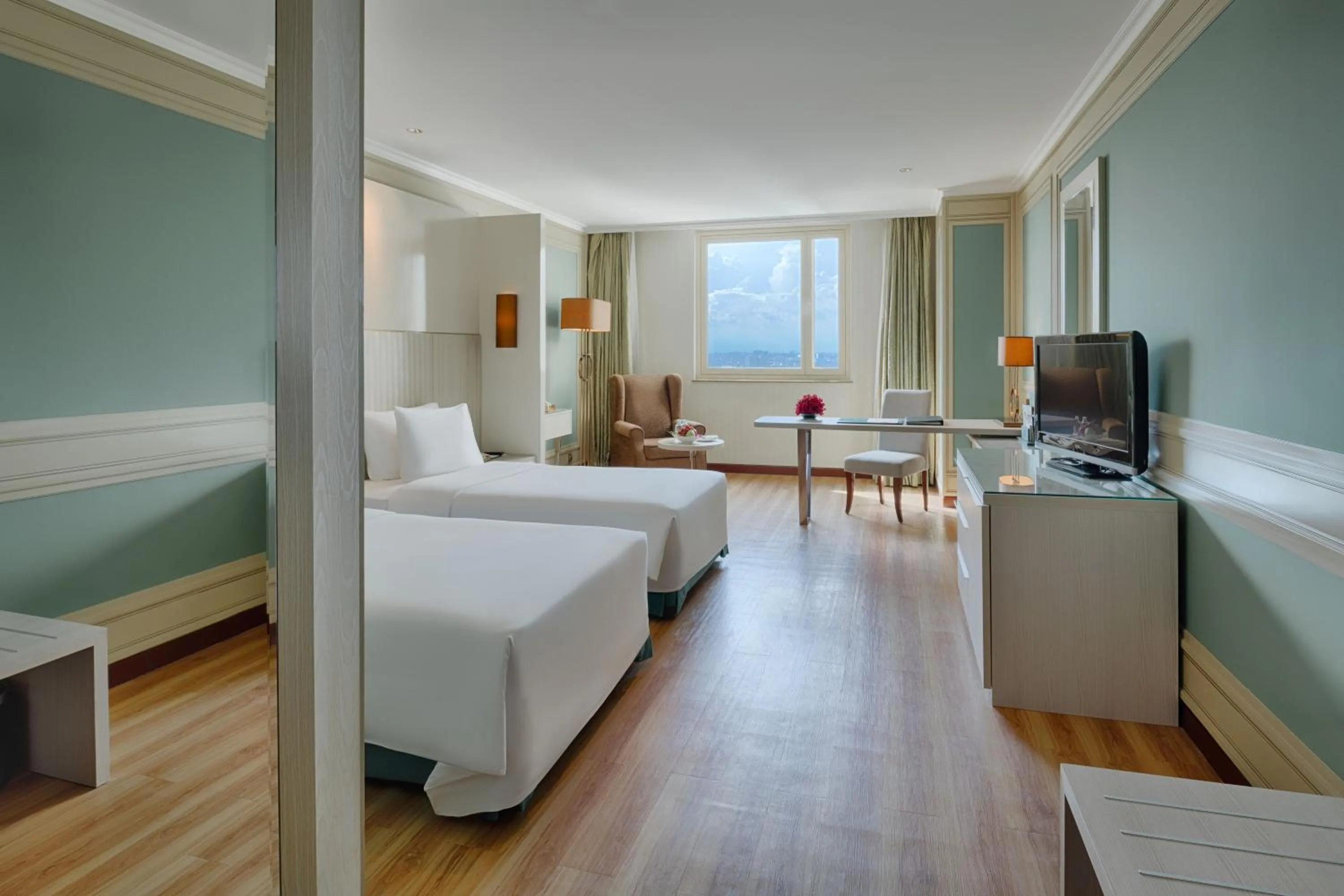 Photo of the whole room, Bed in Windsor Plaza Hotel