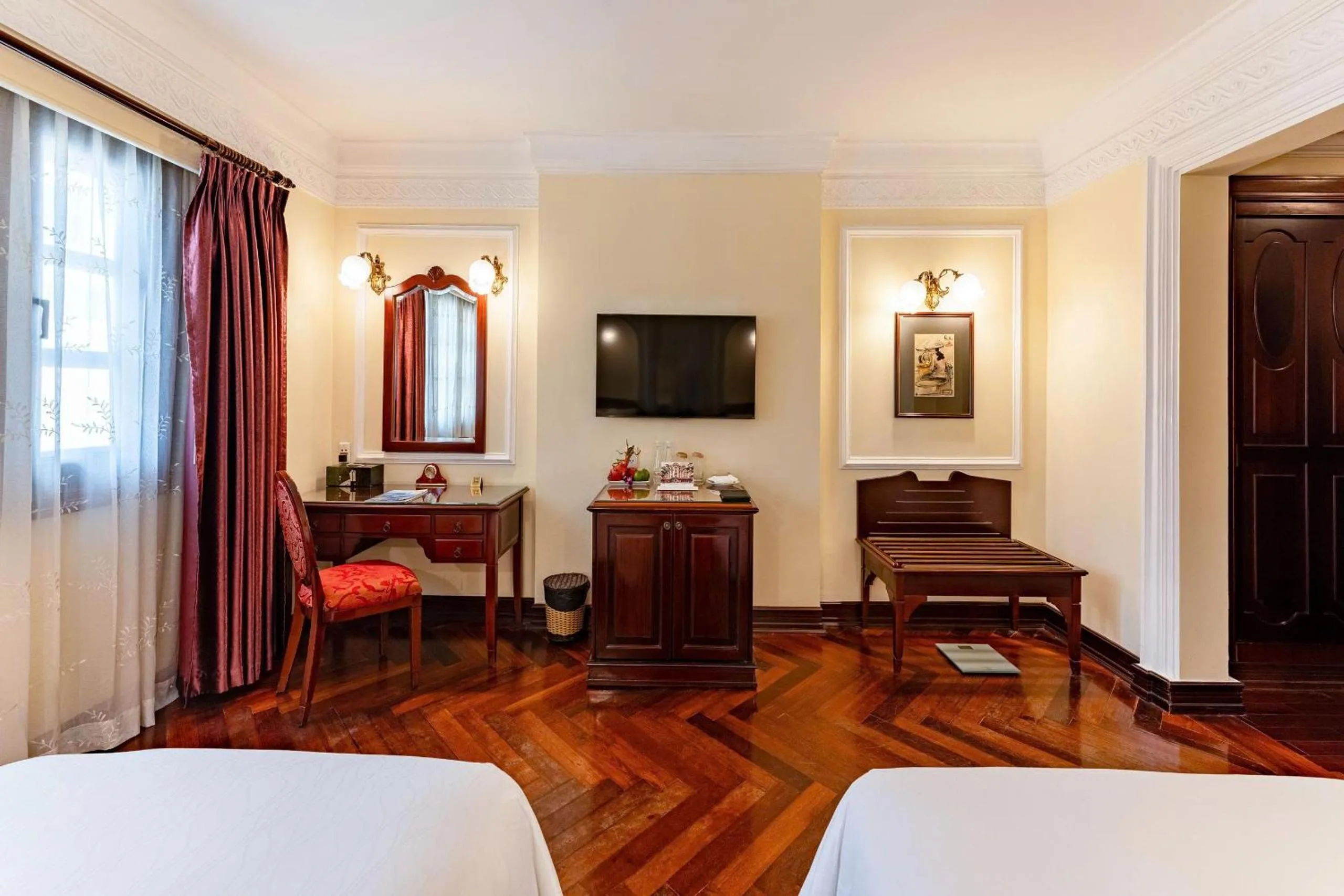 Living room, Bed in Hotel Majestic Saigon