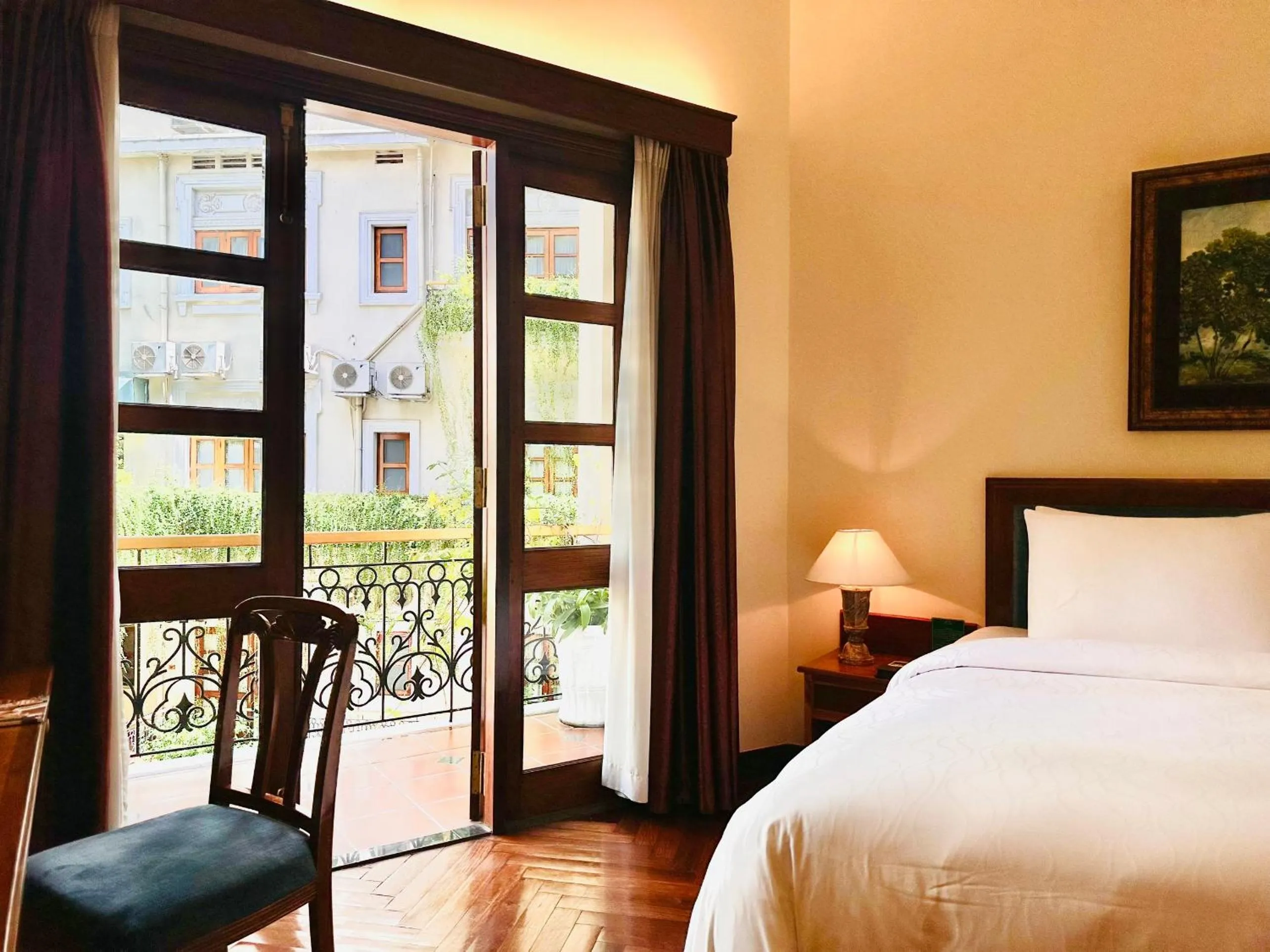 Balcony/Terrace, Bed in Hotel Majestic Saigon