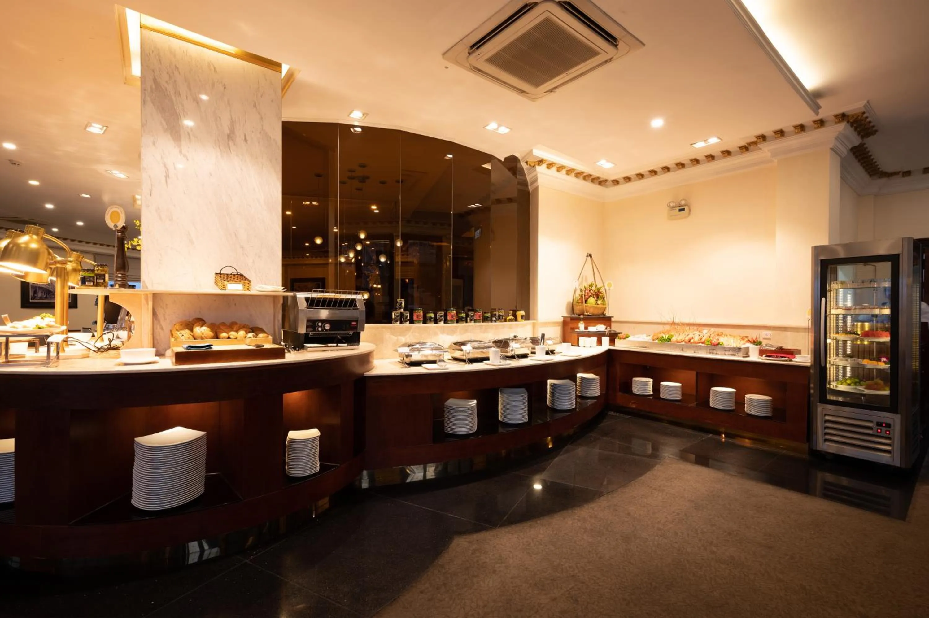 Restaurant/places to eat in Hotel Majestic Saigon