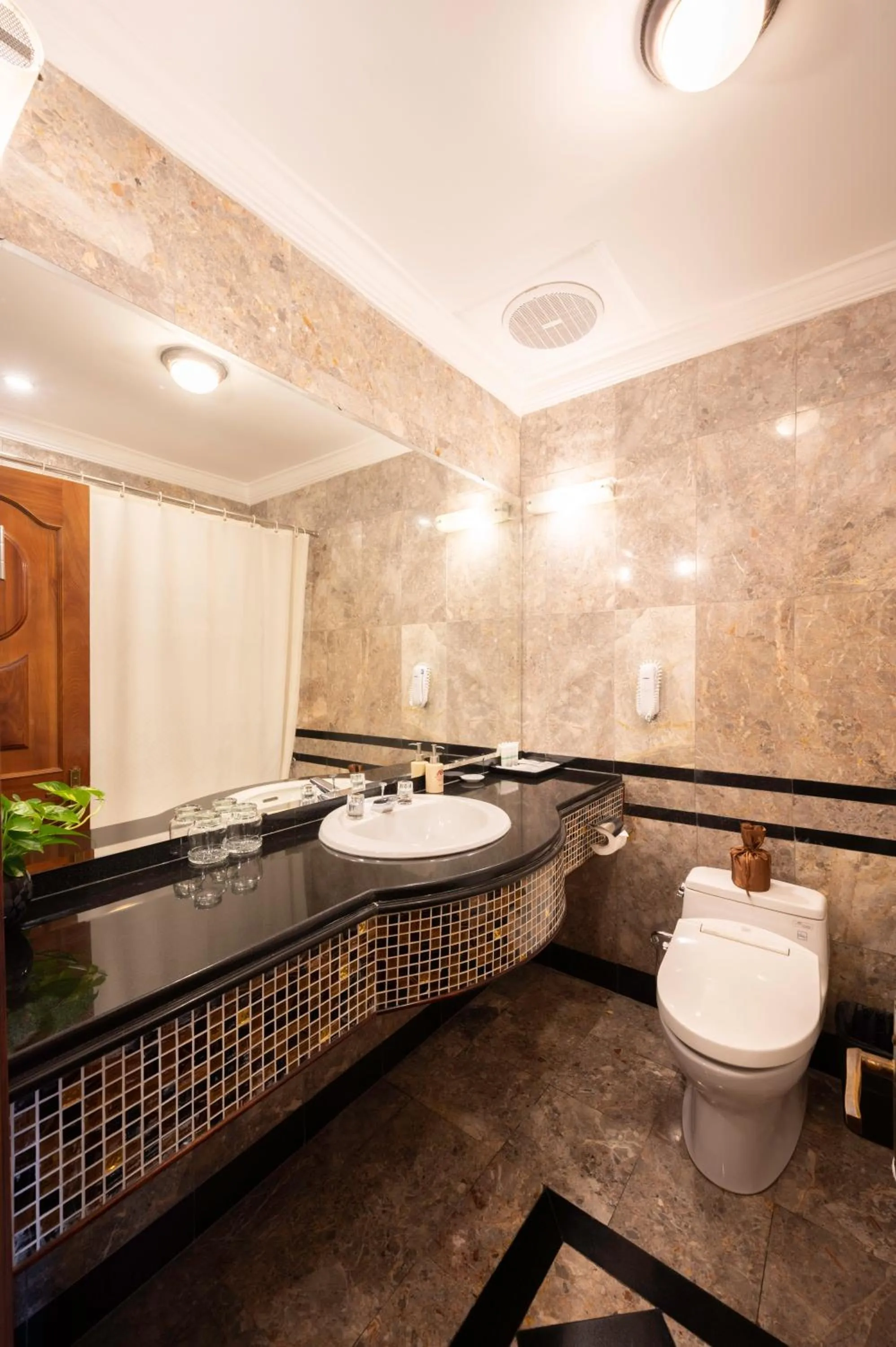 Toilet in Hotel Majestic Saigon