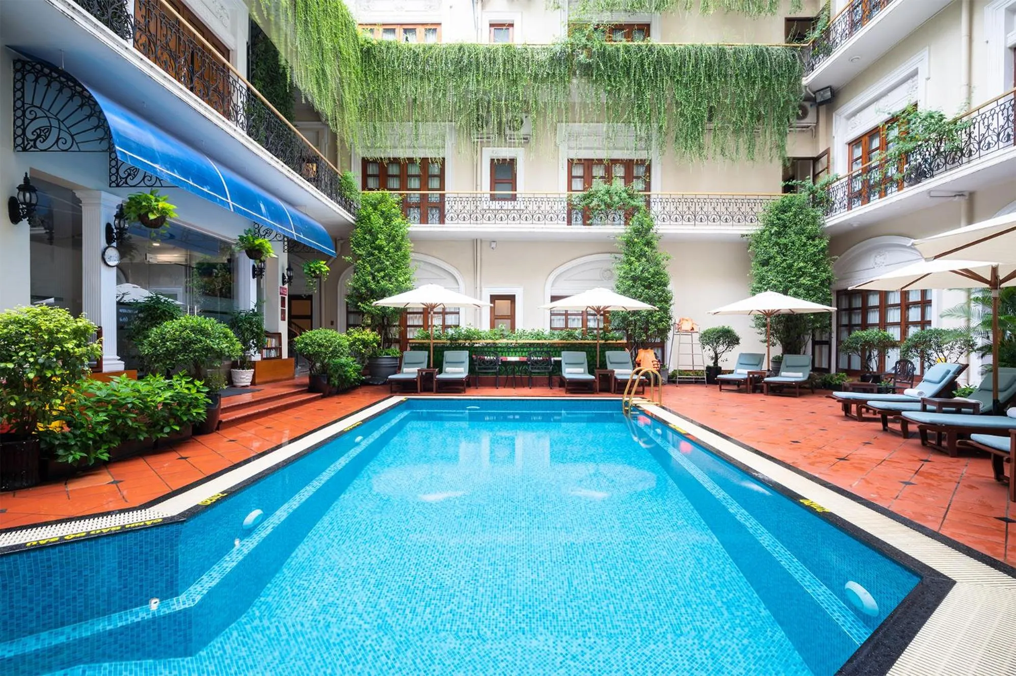 Swimming pool in Hotel Majestic Saigon