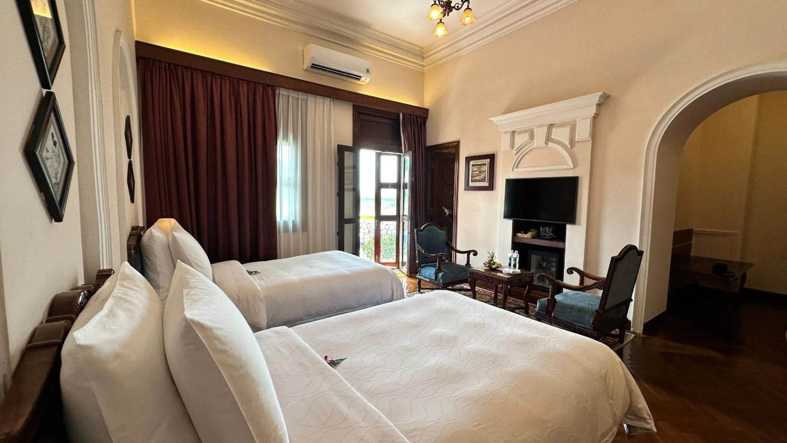 Bedroom, Bed in Hotel Majestic Saigon