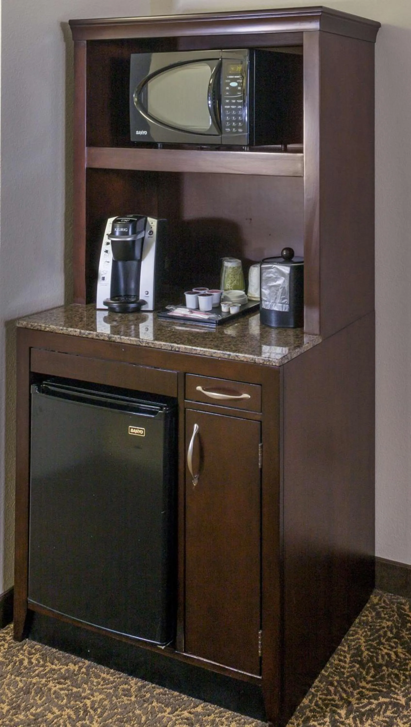 Kitchen or kitchenette in Hilton Garden Inn Hampton Coliseum Central