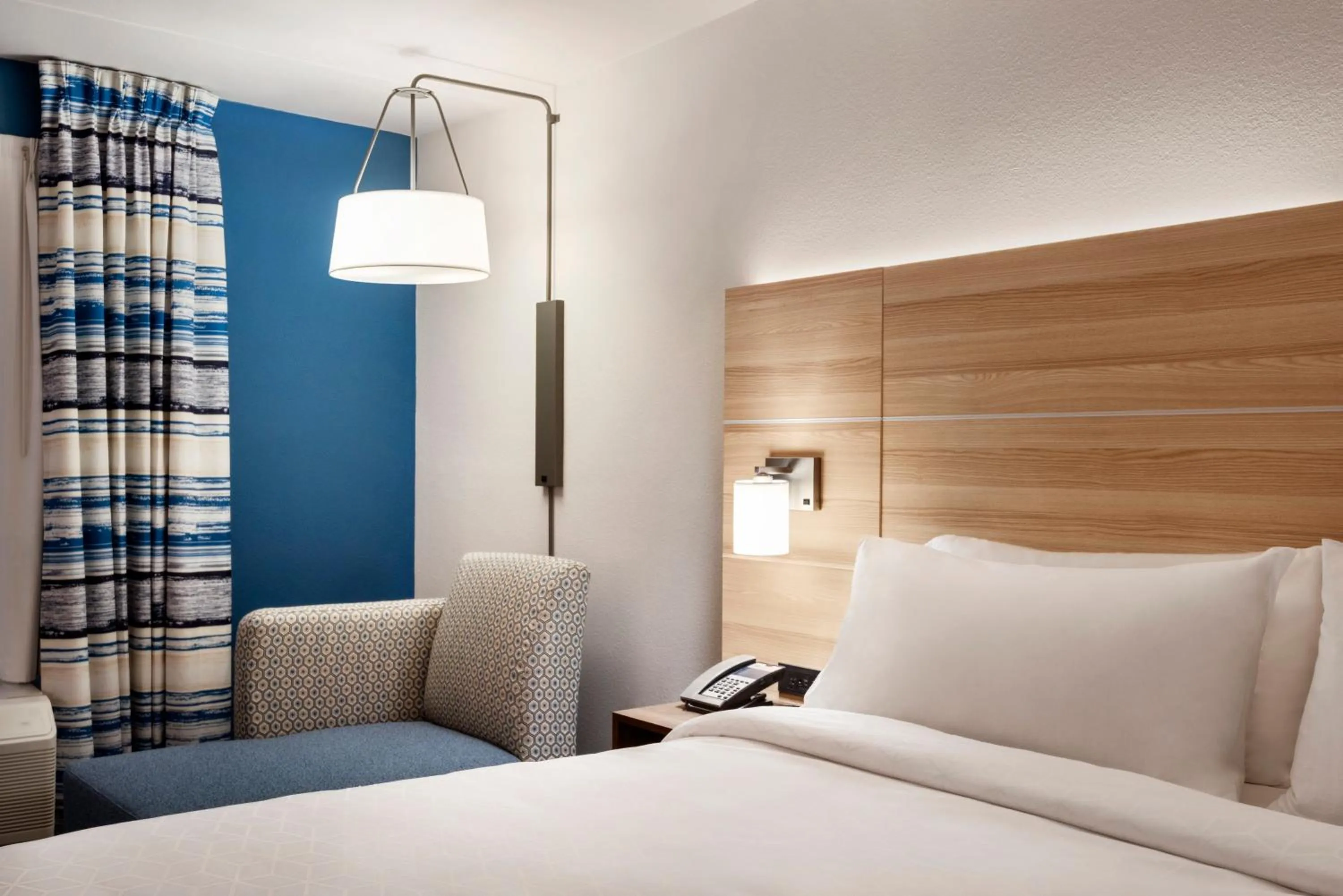 Photo of the whole room, Bed in Holiday Inn Express Dumfries-Quantico by IHG