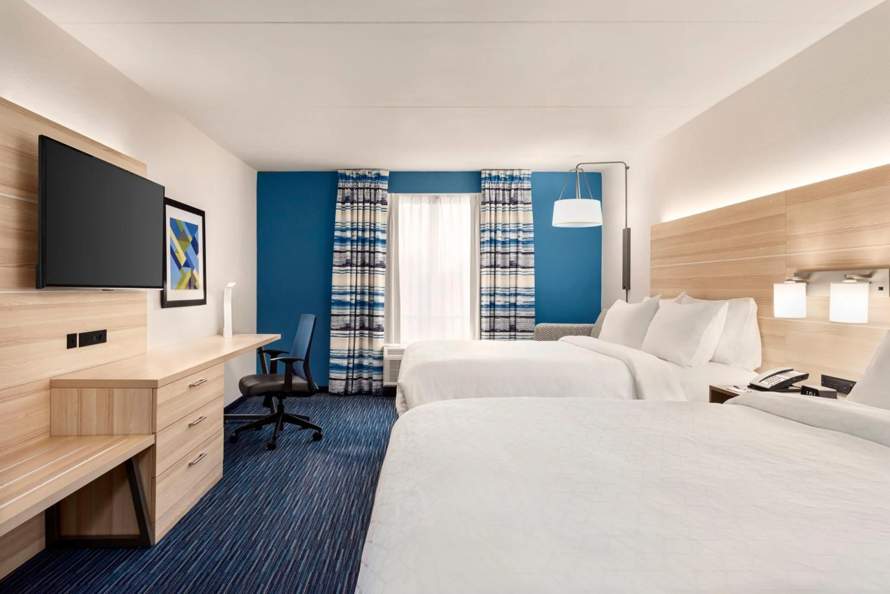 Photo of the whole room, Bed in Holiday Inn Express Dumfries-Quantico by IHG