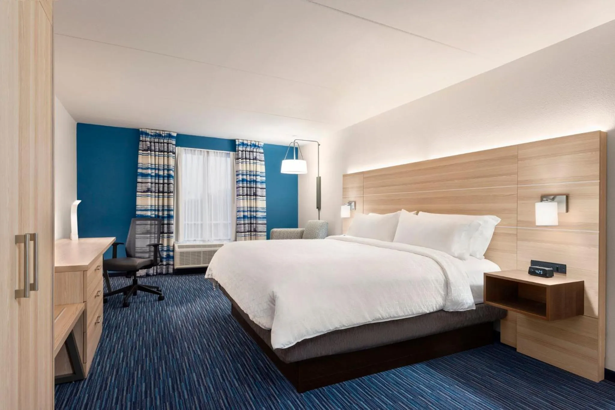 Photo of the whole room, Bed in Holiday Inn Express Dumfries-Quantico by IHG