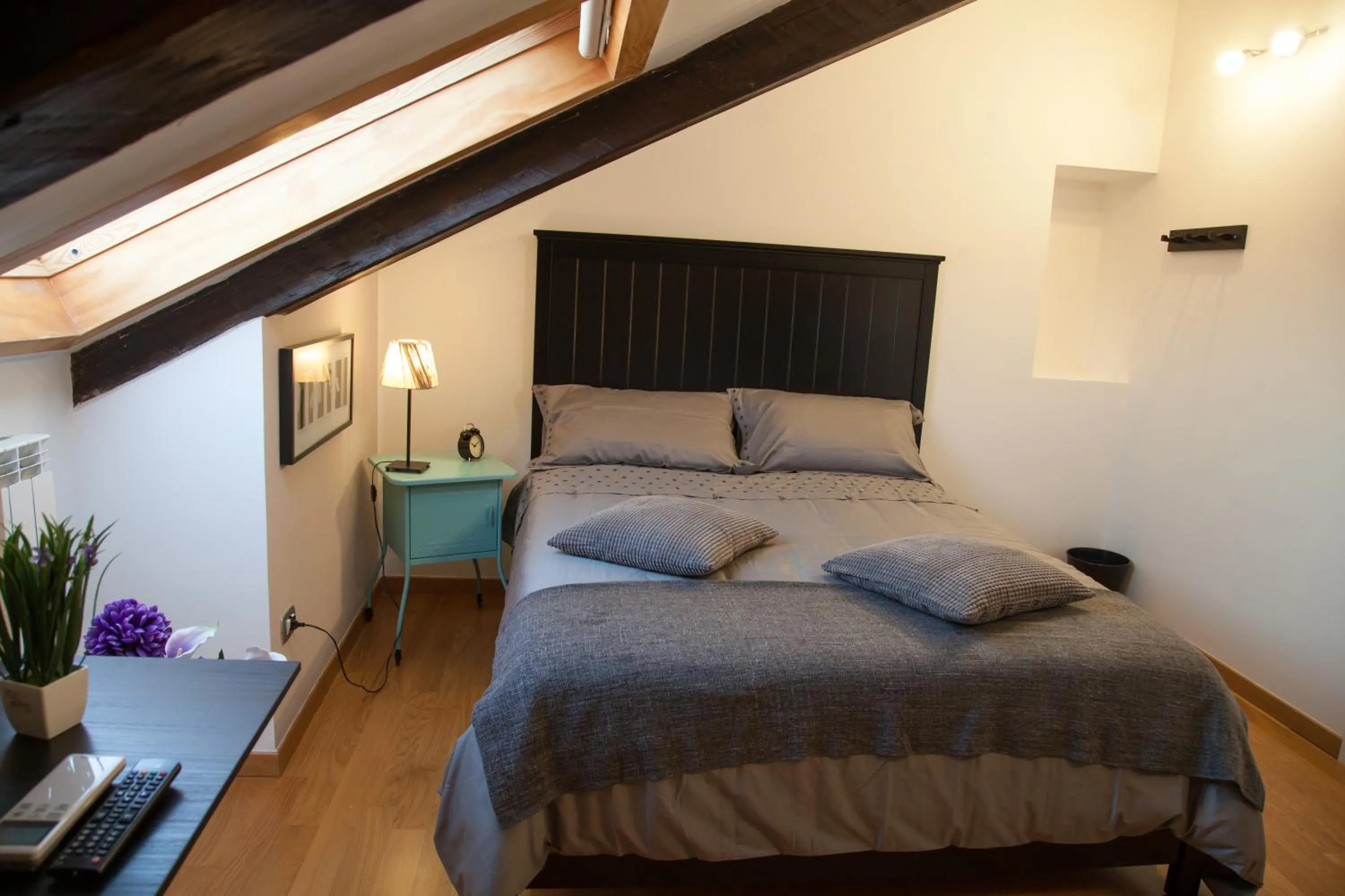 Photo of the whole room, Bed in Caesar Napoli