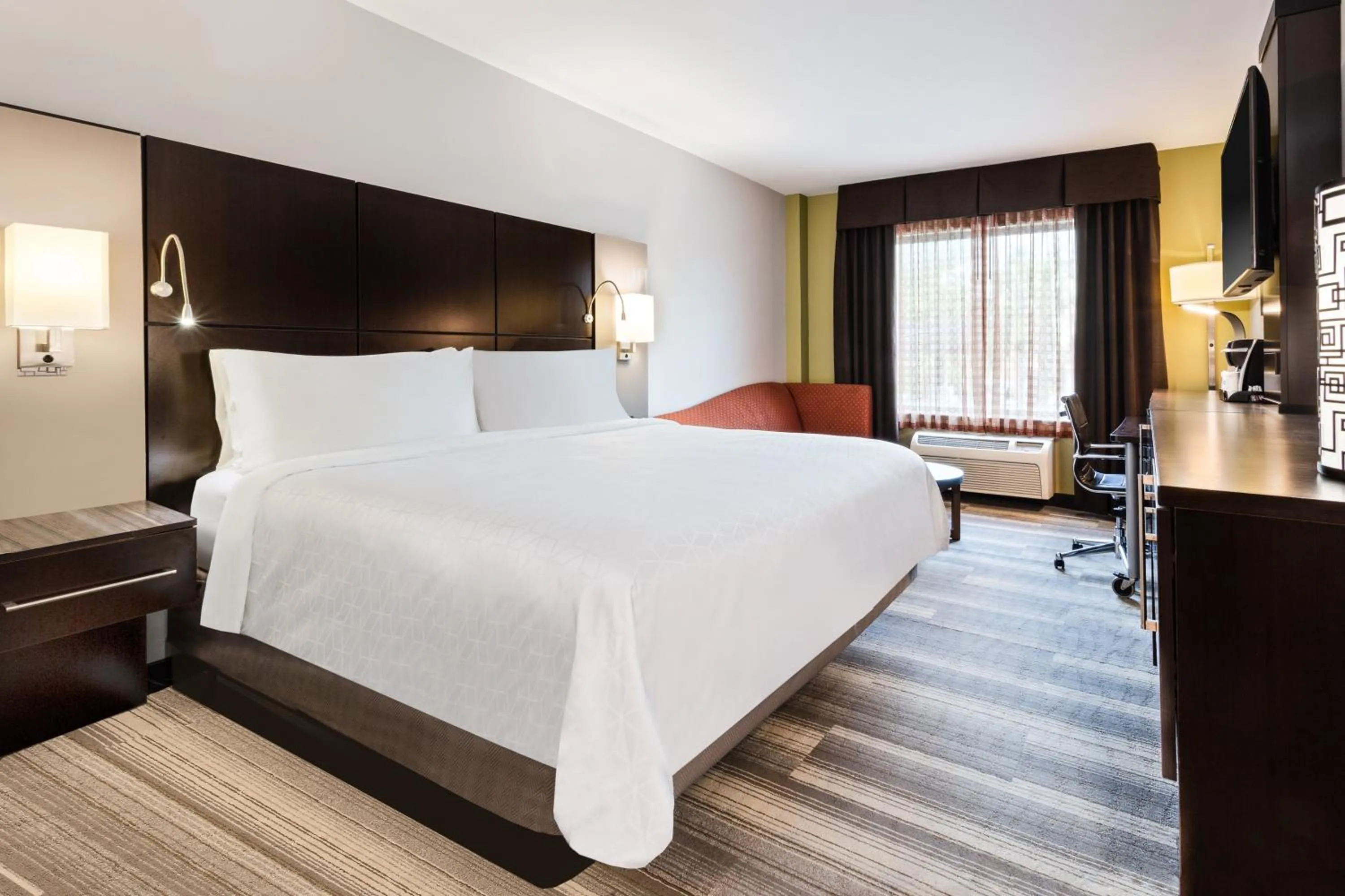 Photo of the whole room, Bed in Holiday Inn Express Ft Lauderdale Cruise-Airport by IHG