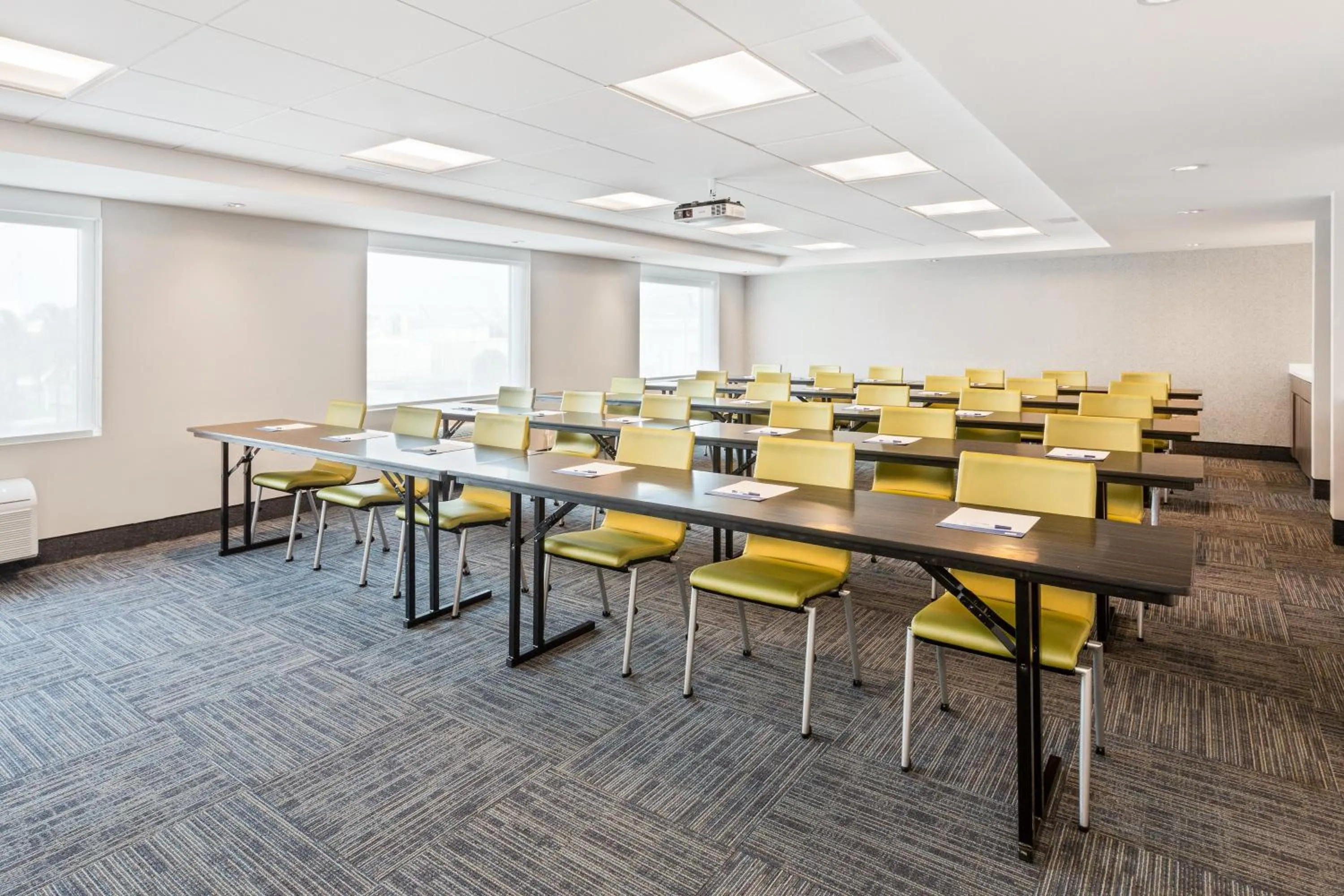 Meeting/conference room in Holiday Inn Express Ft Lauderdale Cruise-Airport by IHG