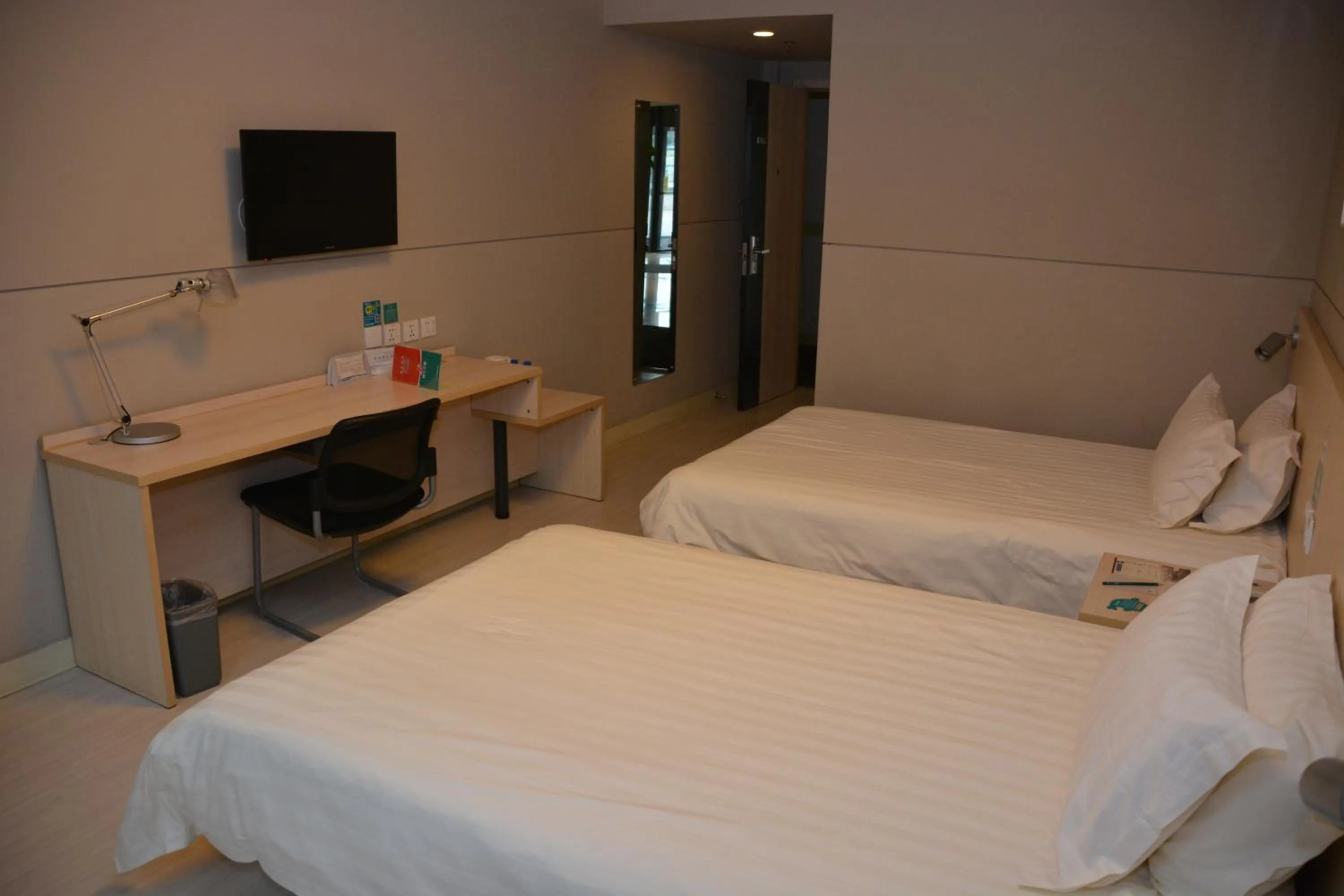 Photo of the whole room, TV/Entertainment Center in Jinjiang Inn Hotel Tianjin Jintang Highway Steel pipe company Light rail station Branch