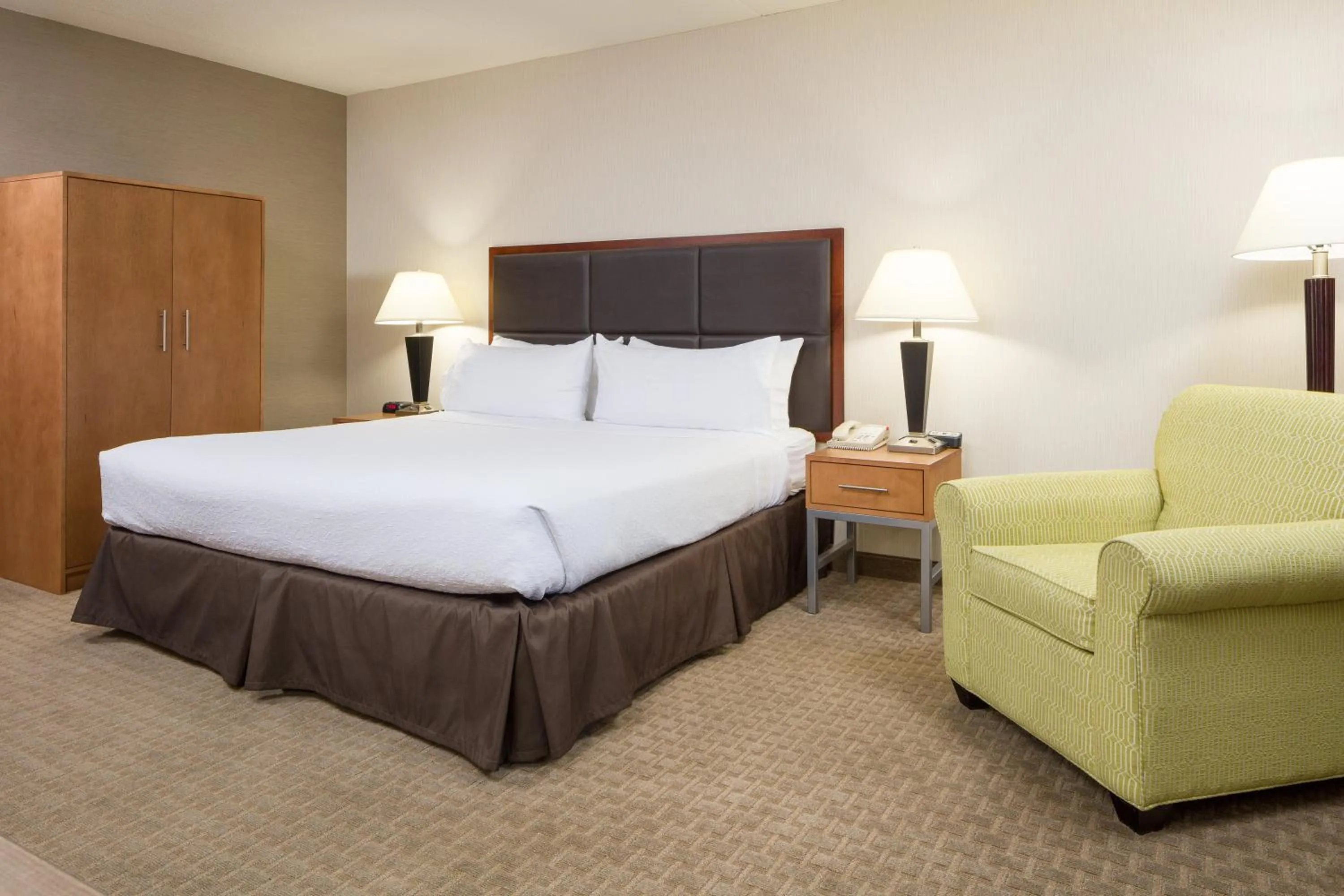 Photo of the whole room, Bed in Holiday Inn Manchester Airport by IHG