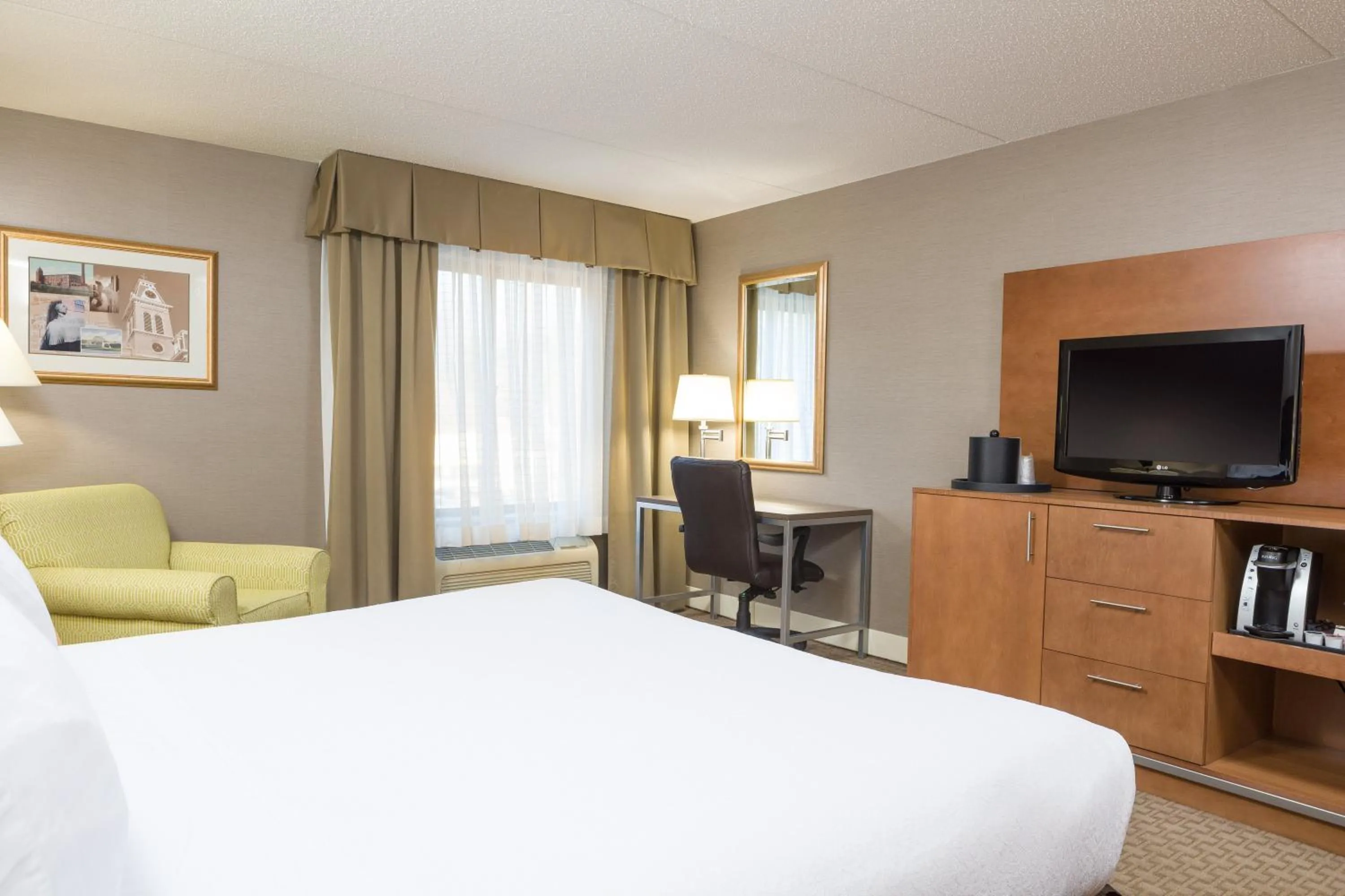 Photo of the whole room, Bed in Holiday Inn Manchester Airport by IHG