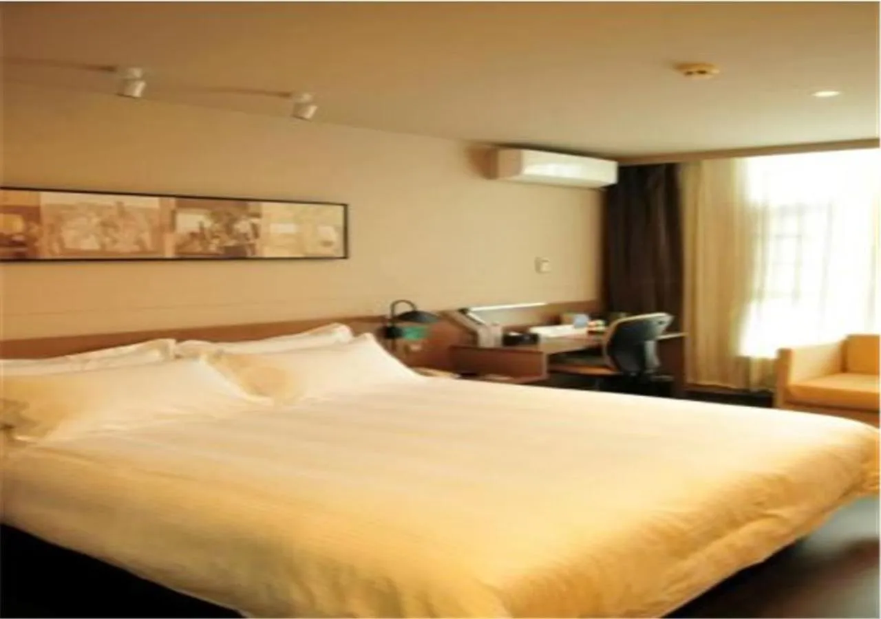 Photo of the whole room, Bed in Jinjiang Inn Dali Erhai Lake Park
