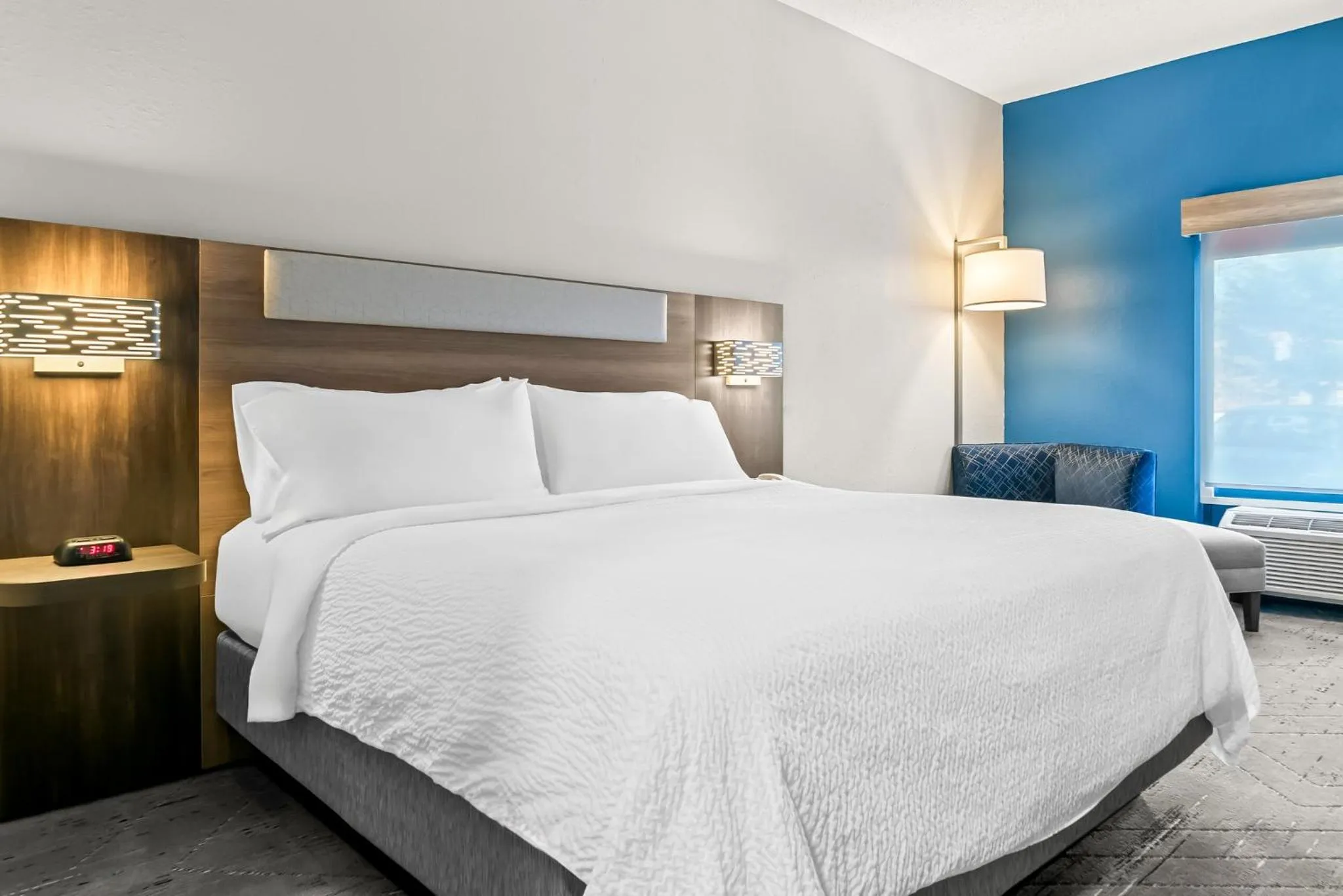 Photo of the whole room, Bed in Holiday Inn Express & Suites Detroit - Novi by IHG
