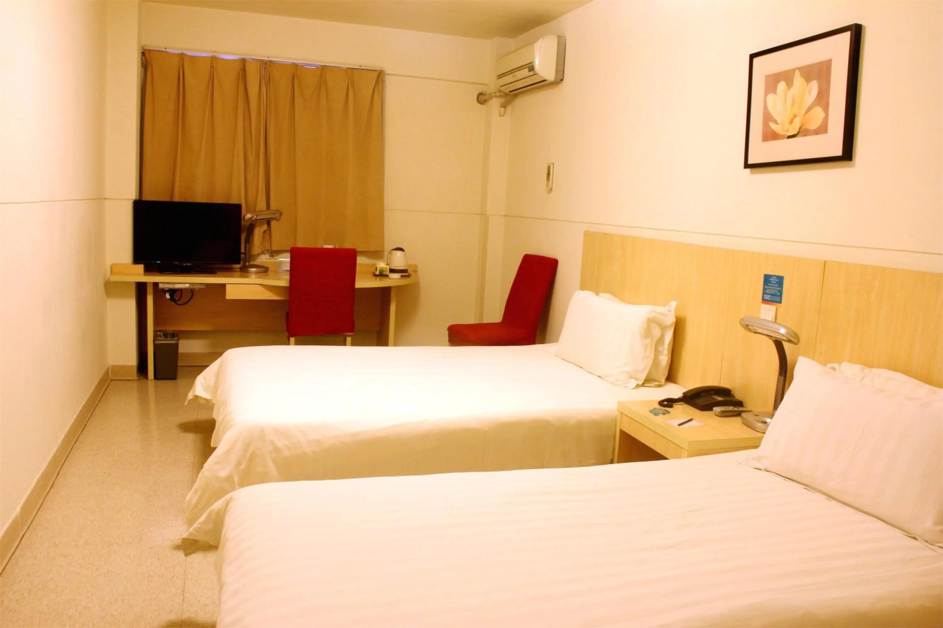 Photo of the whole room in Jinjiang Inn Guangzhou Haizhu Jiangtai Road Subway Station