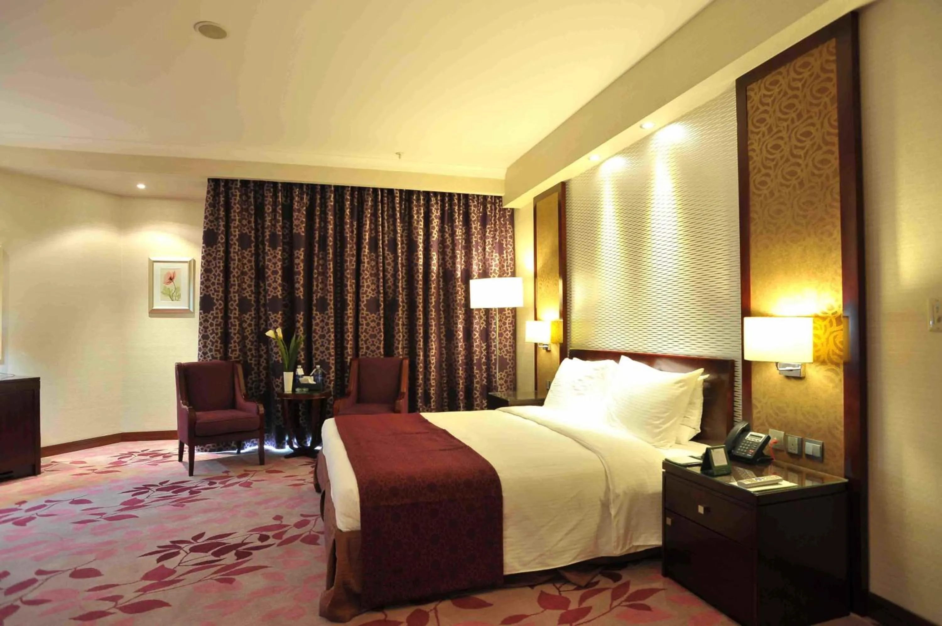 Bedroom, Bed in Al Marwa Rayhaan by Rotana - Makkah