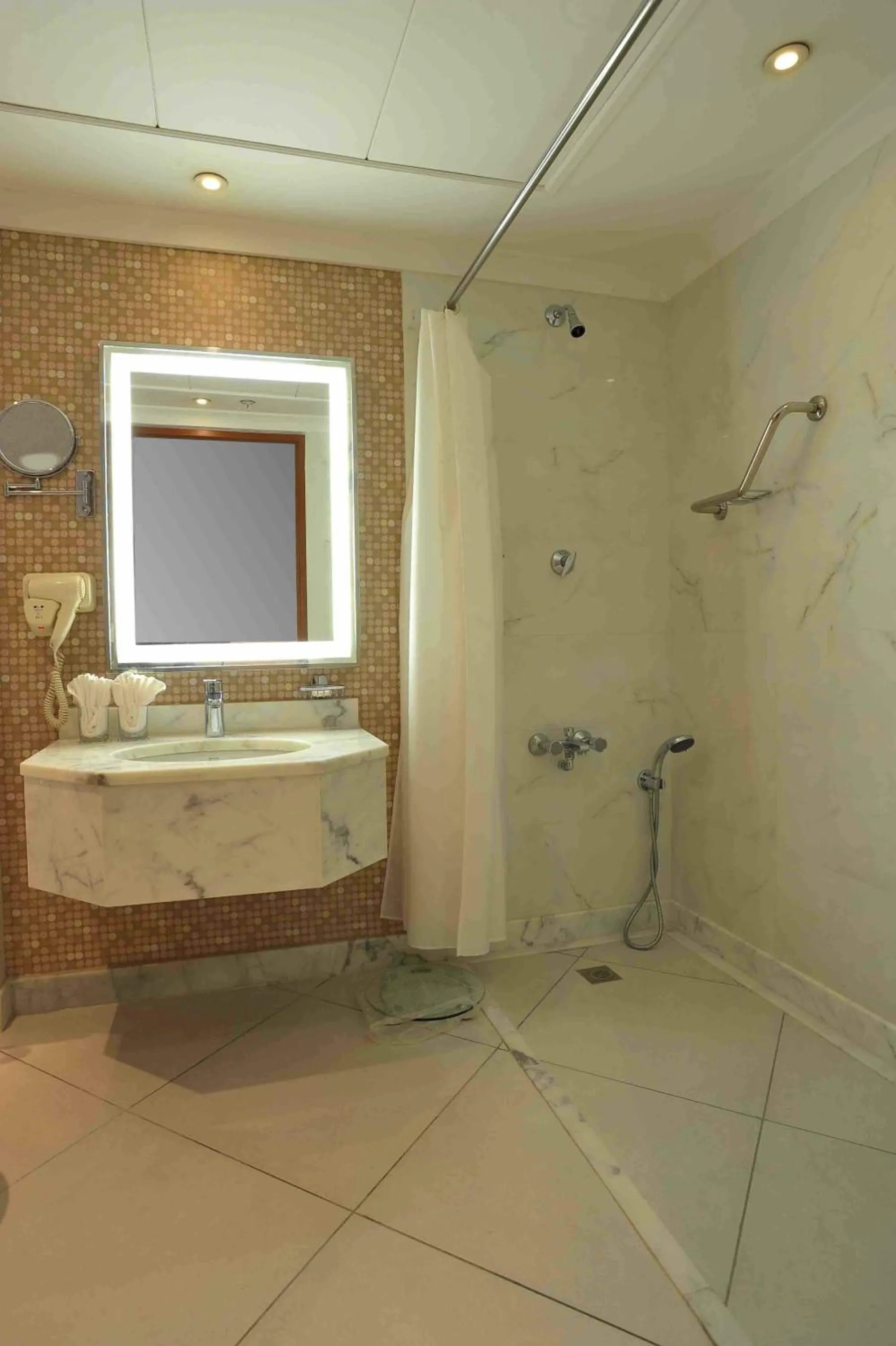 Shower in Al Marwa Rayhaan by Rotana - Makkah