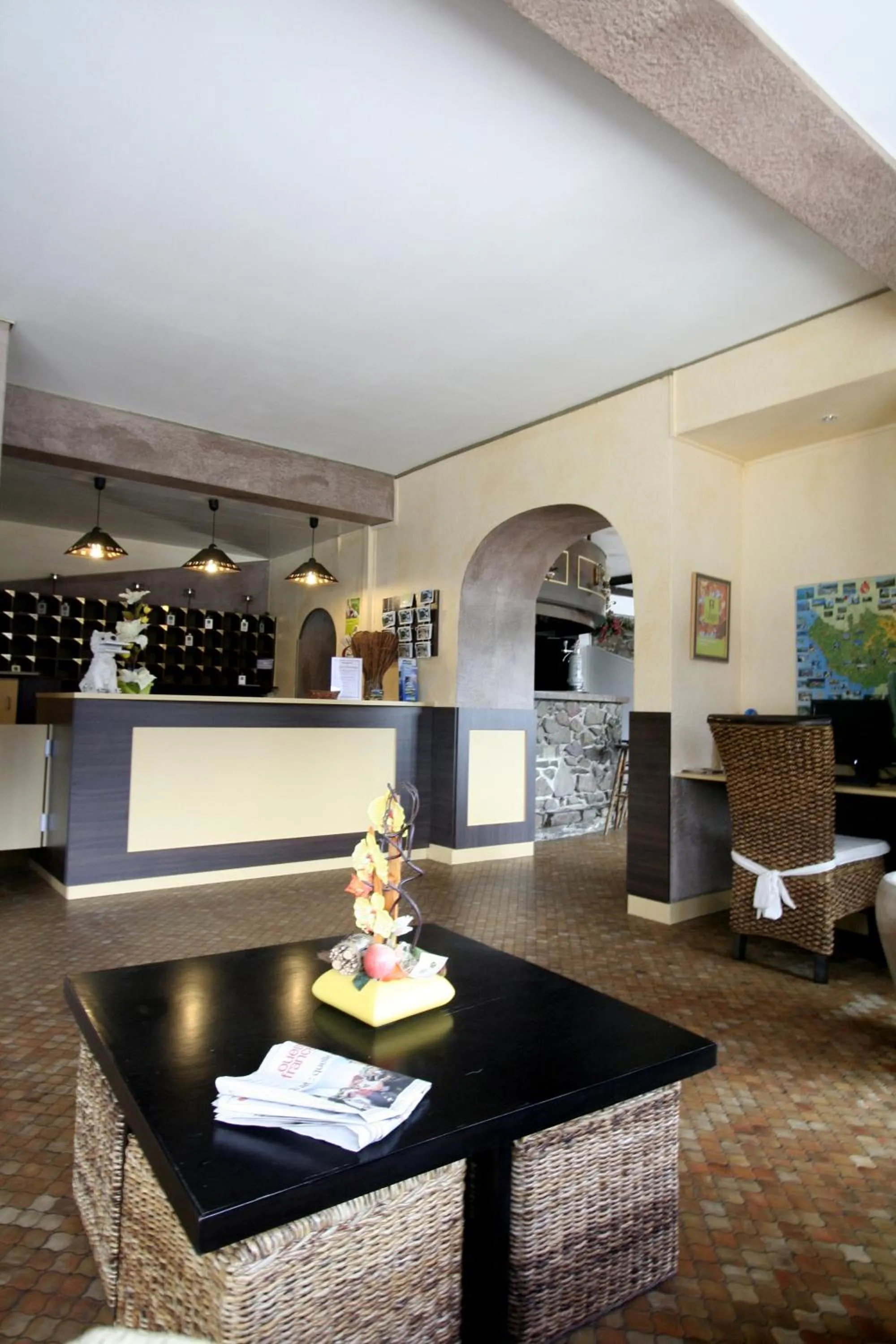 Lobby or reception in Logis Cosy - Hôtel Le Moulin Neuf - Chantonnay