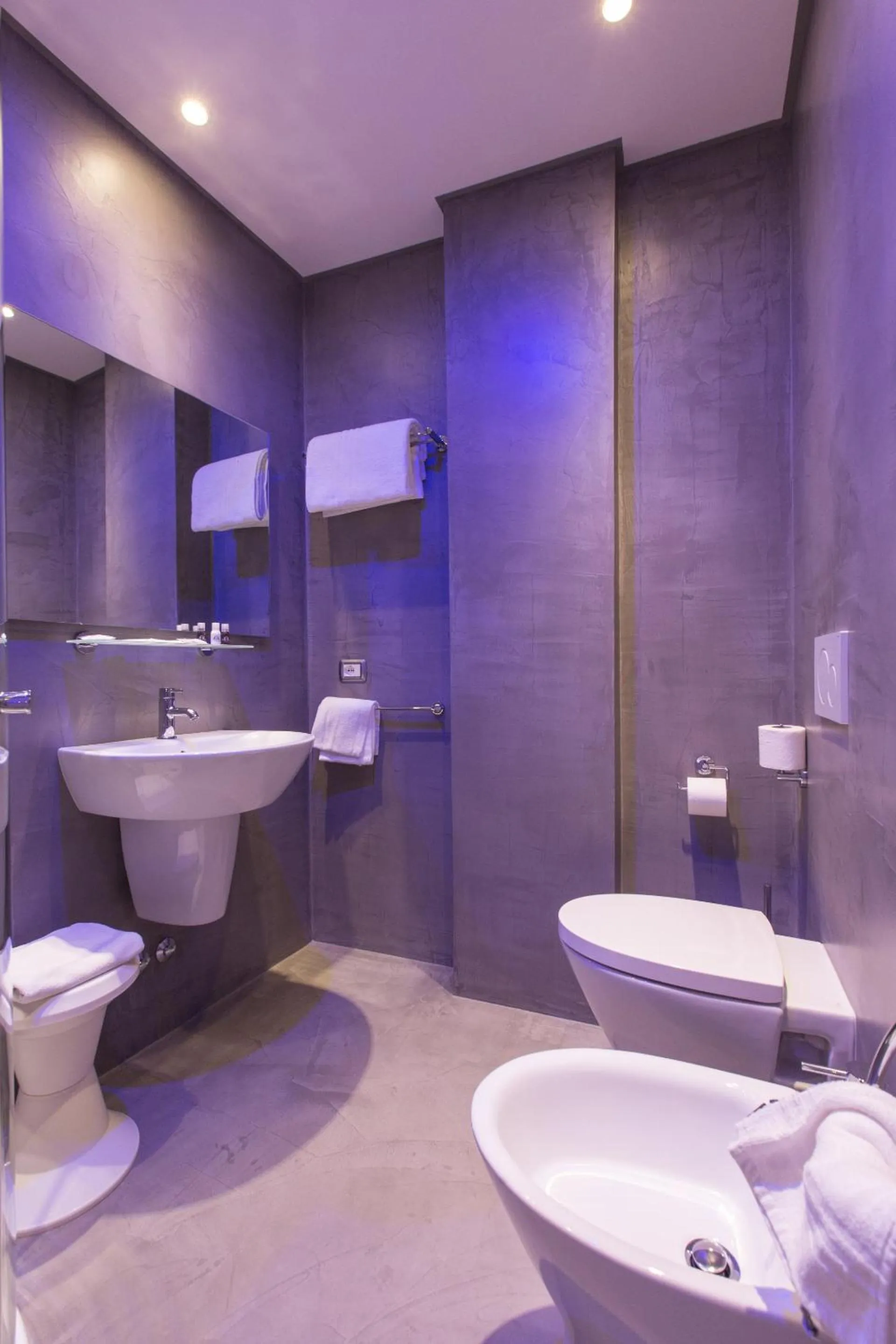 Shower in Hotel Romantico