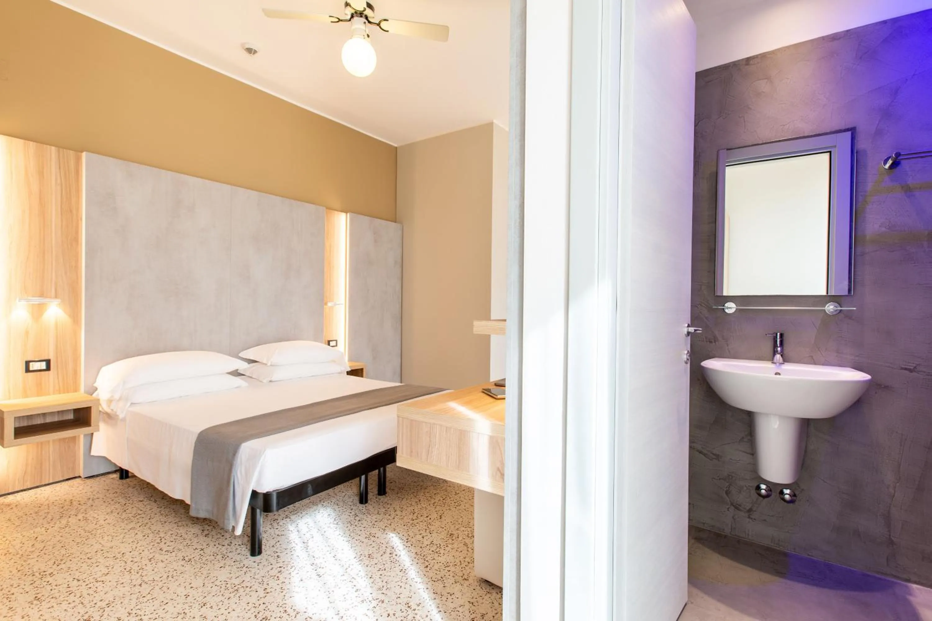 Shower in Hotel Romantico