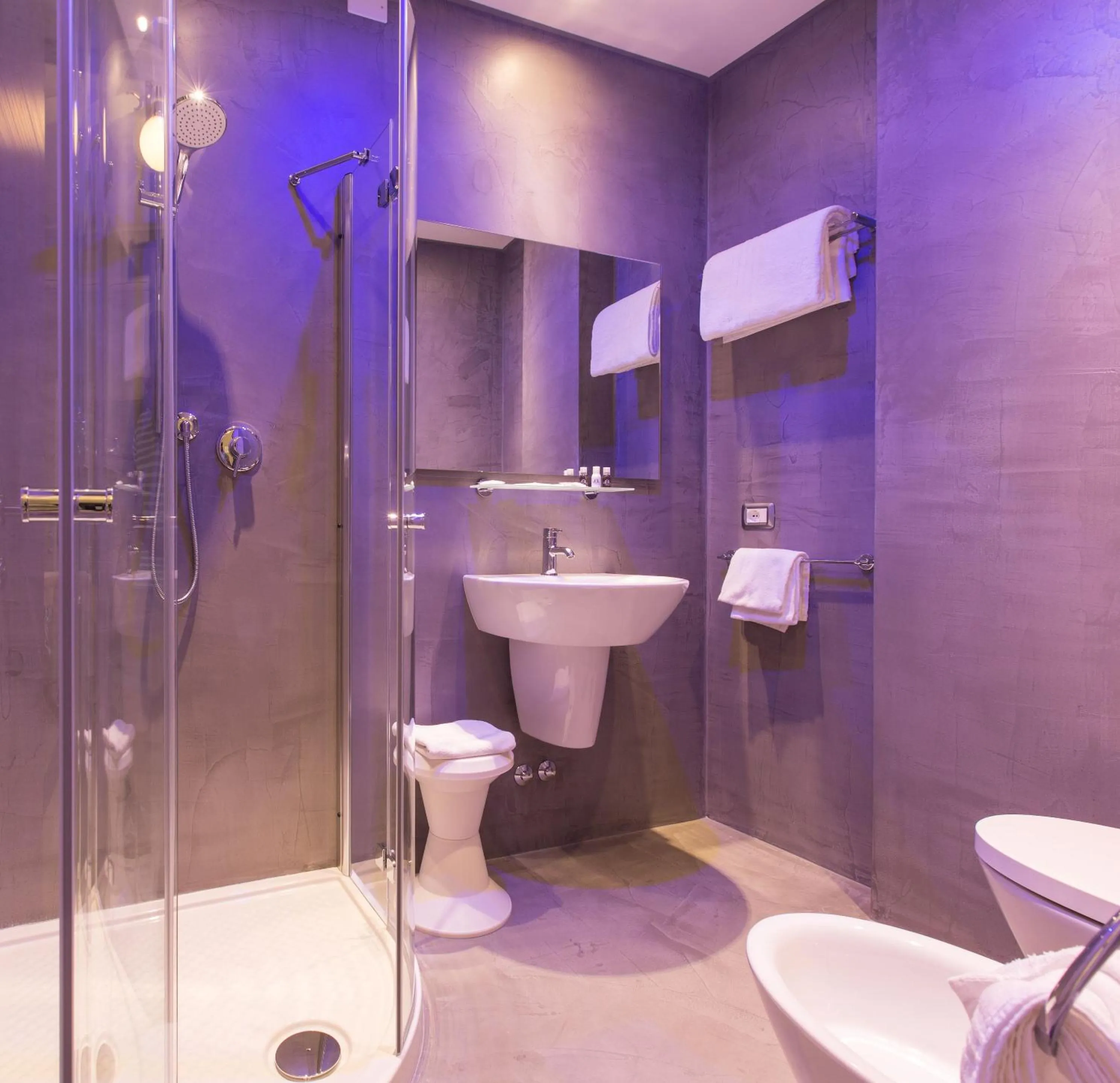 Shower in Hotel Romantico