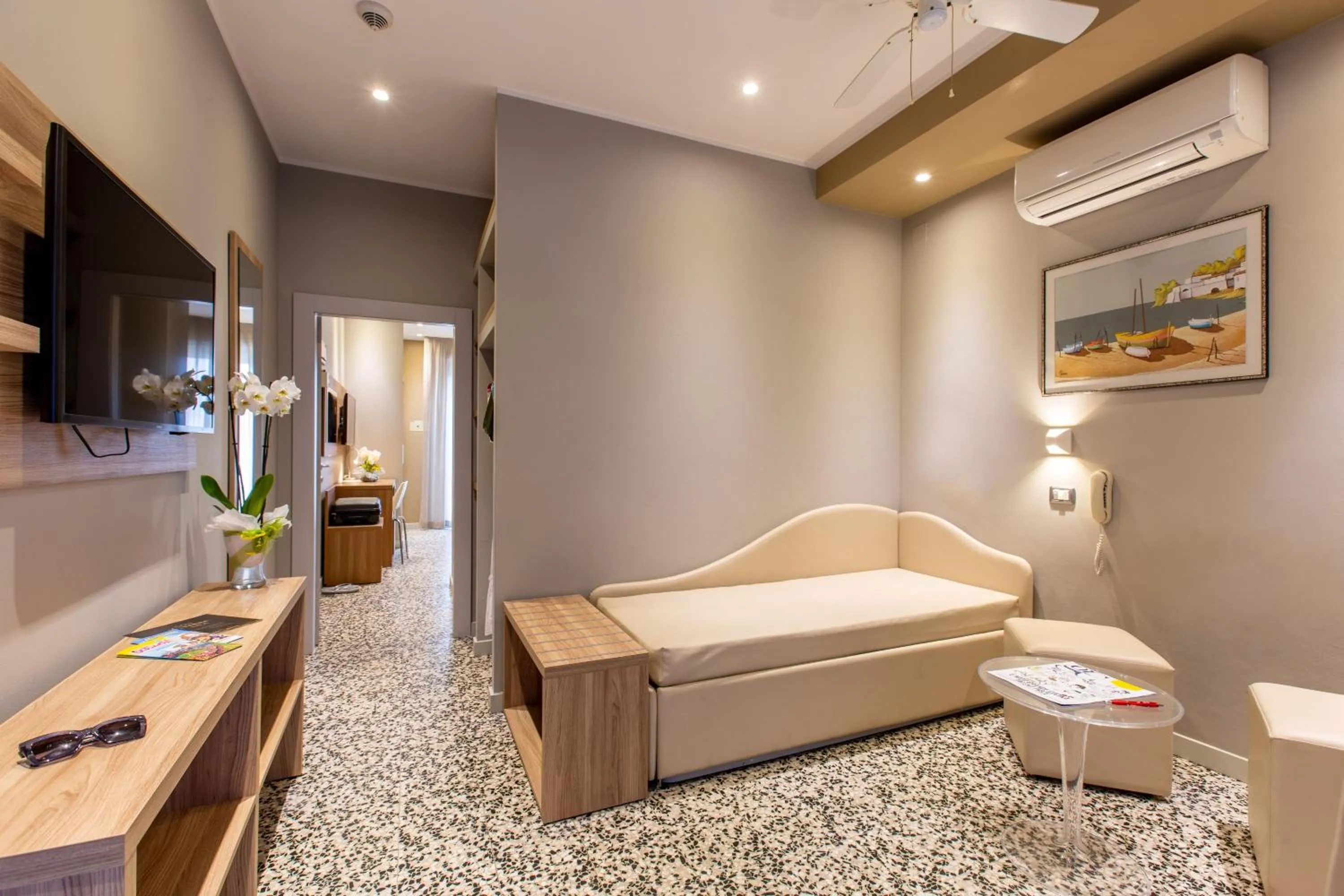 TV and multimedia in Hotel Romantico