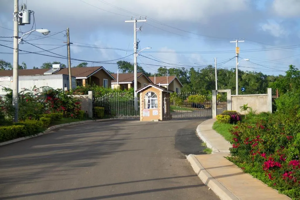 Spring in Cheerful 2-Bedroom Home in Falmouth Garden