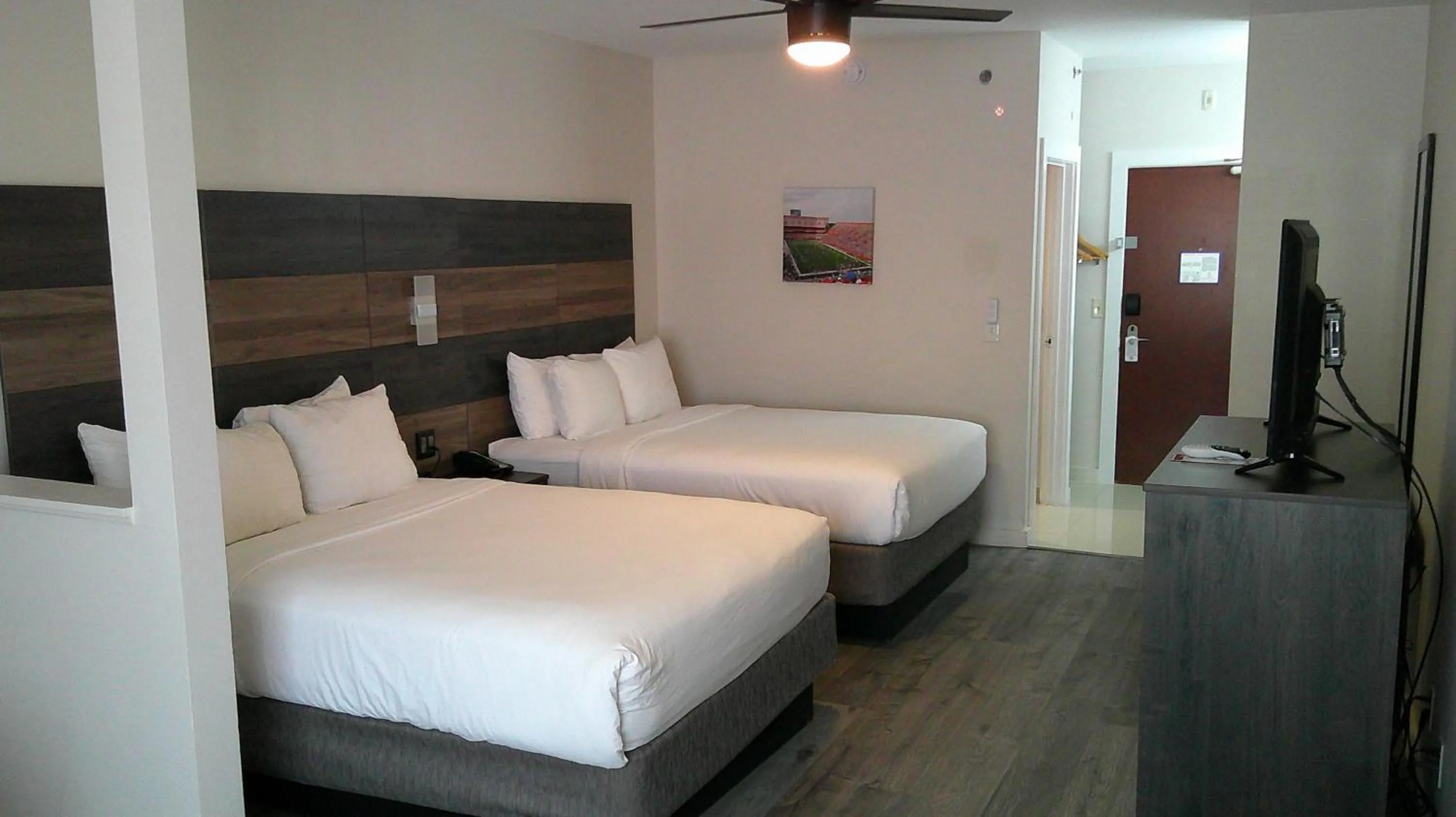 Bedroom, Bed in HOM Hotel Gainesville, SureStay Collection by Best Western