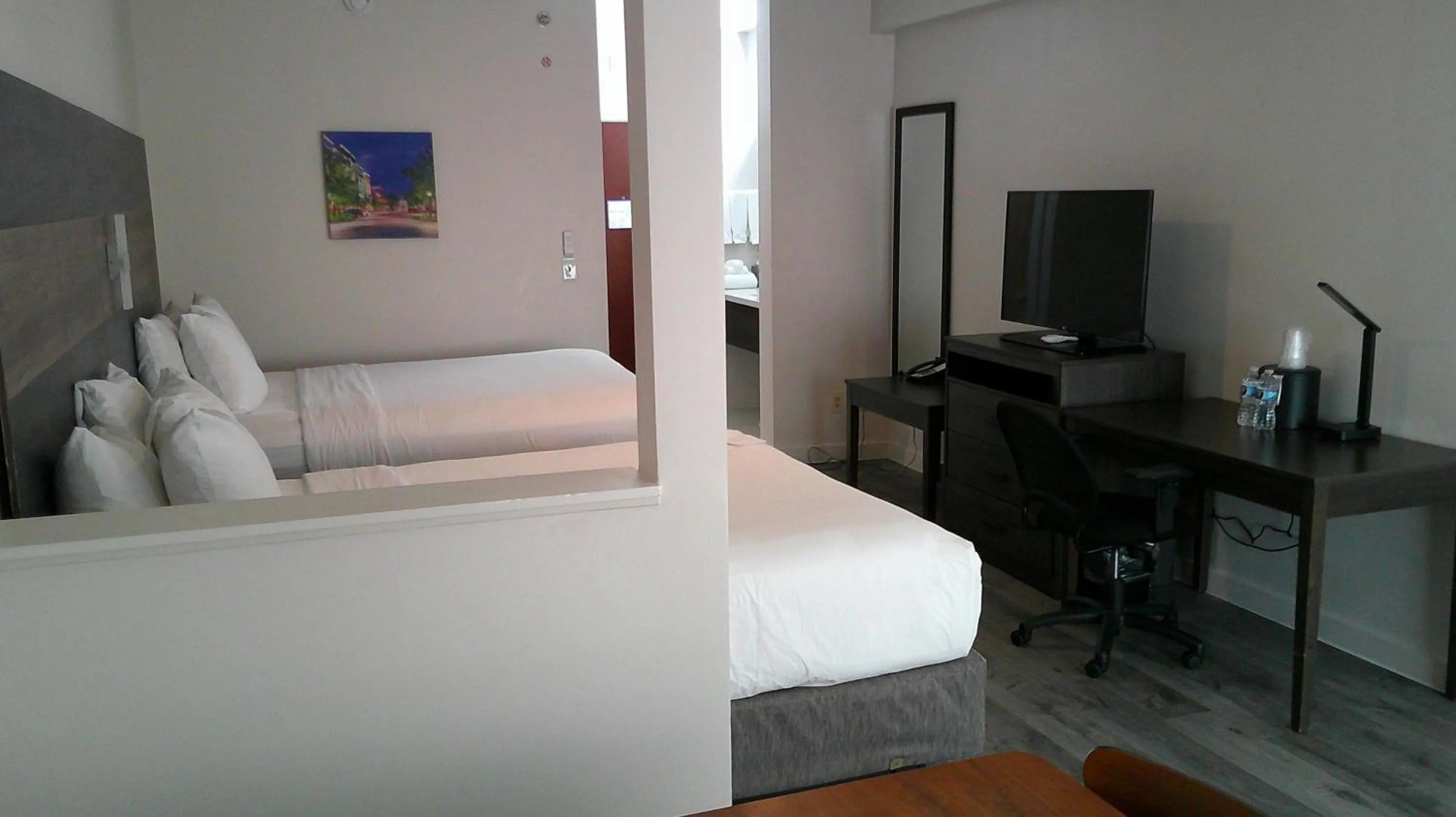 Bedroom, Bed in HOM Hotel Gainesville, SureStay Collection by Best Western