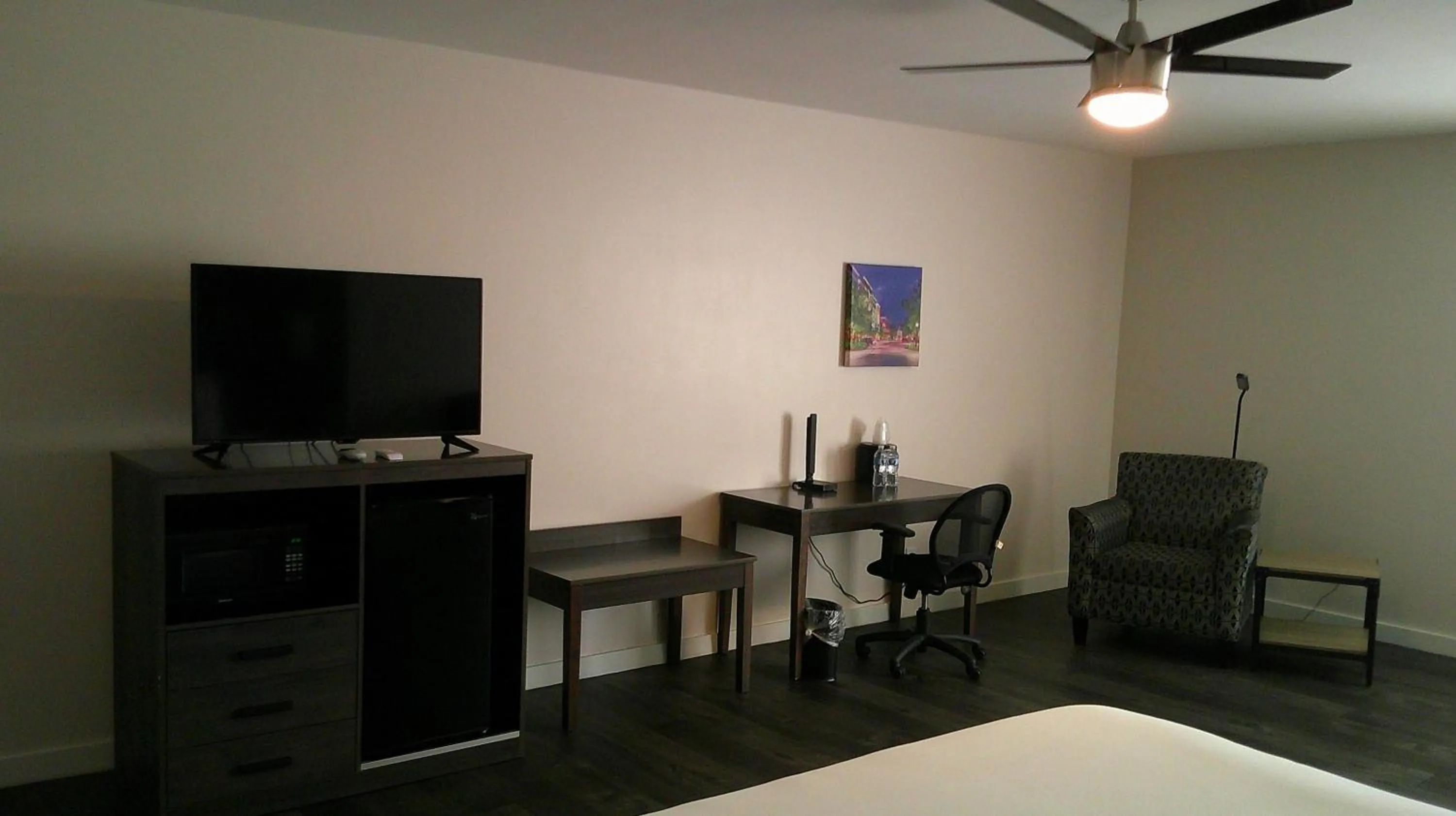 Bedroom in HOM Hotel Gainesville, SureStay Collection by Best Western